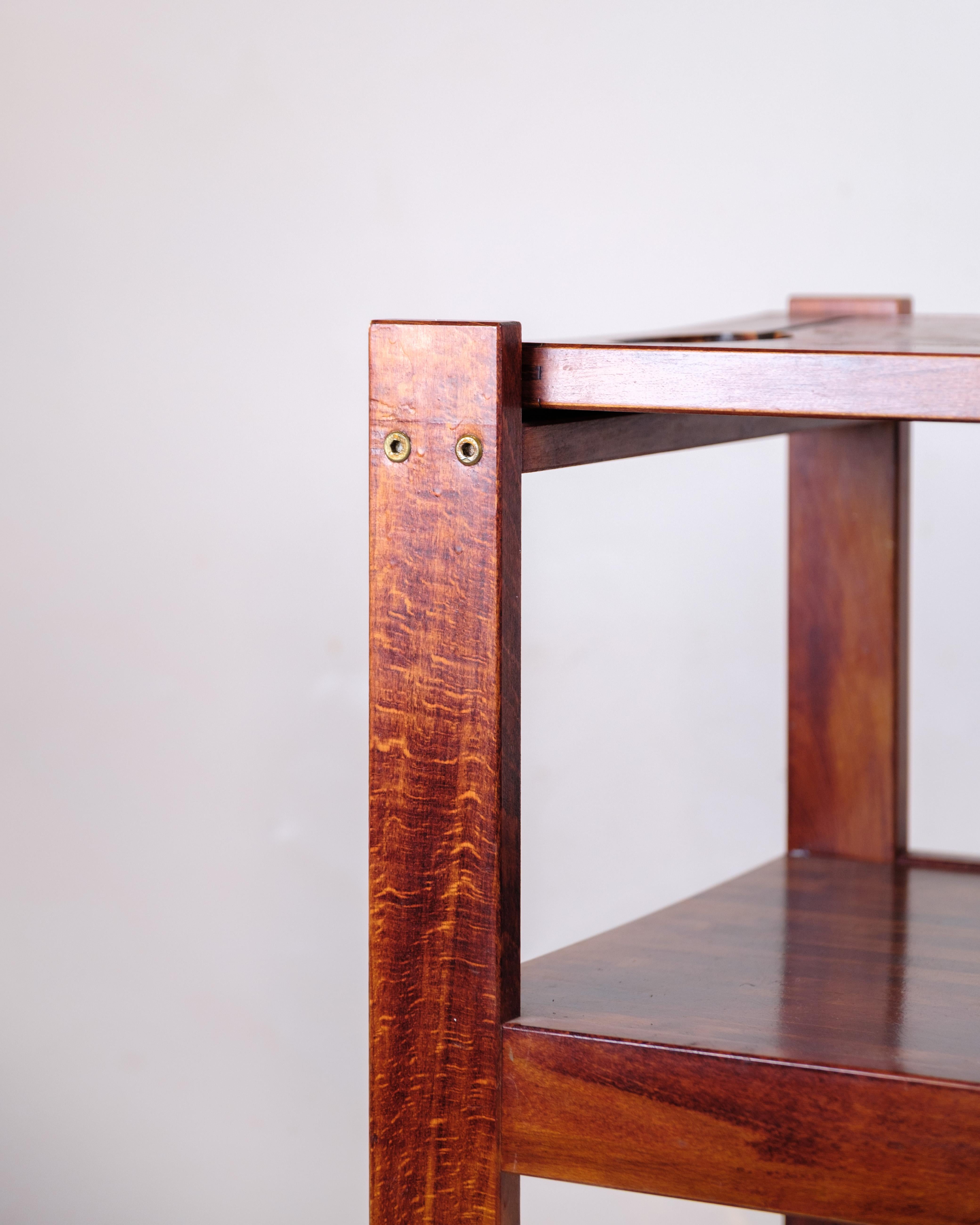 Vintage serving trolley on wheels, made of dark wood. The trolley has a practical removable cutting board on top, which makes it functional both in the kitchen and when serving.

Material: Dark wood
Function: Removable cutting board, wheel