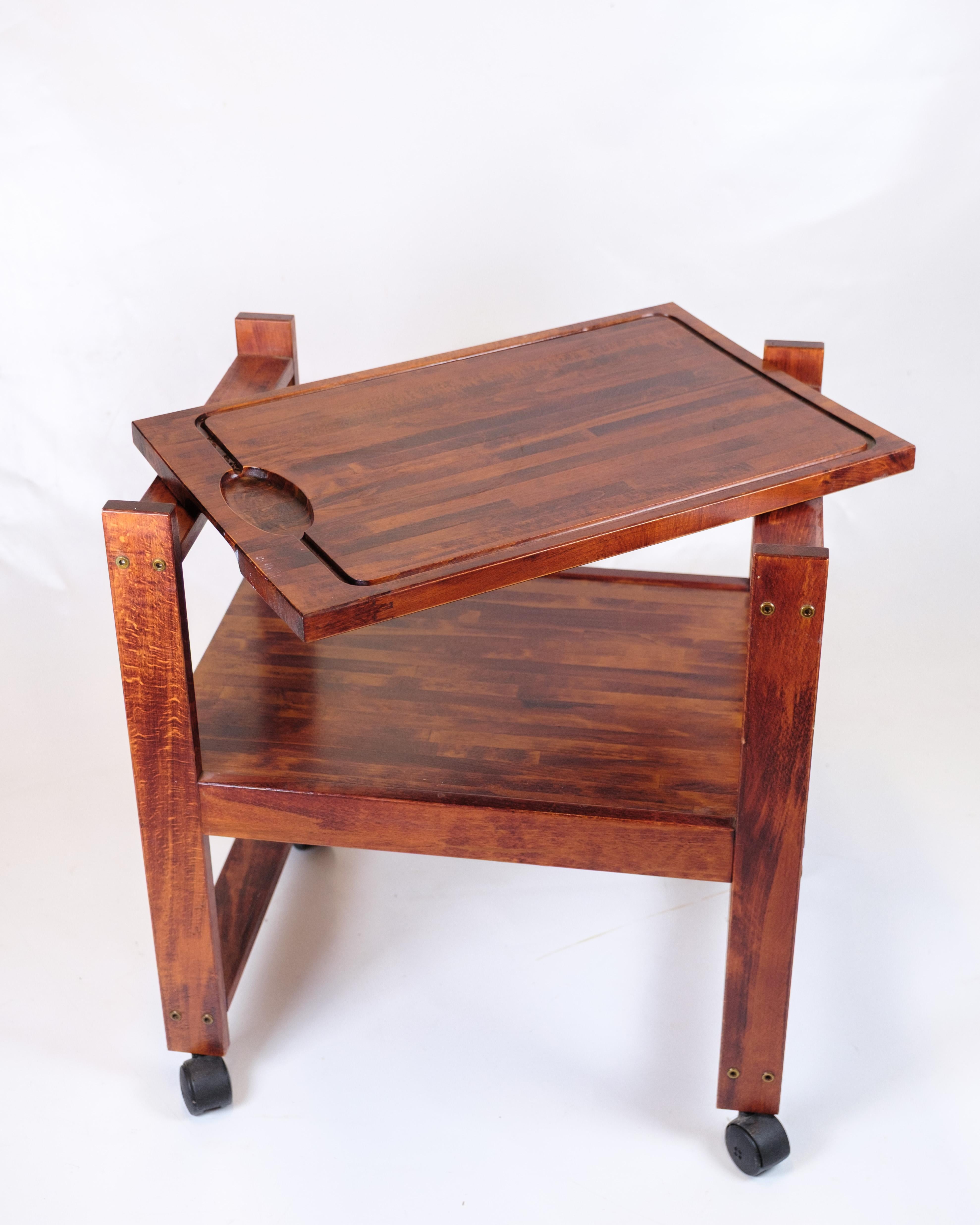 Mid-Century moderno Serving Cart On Wheels In Dark Wood With Removable Cutting Board Vintage Style in vendita