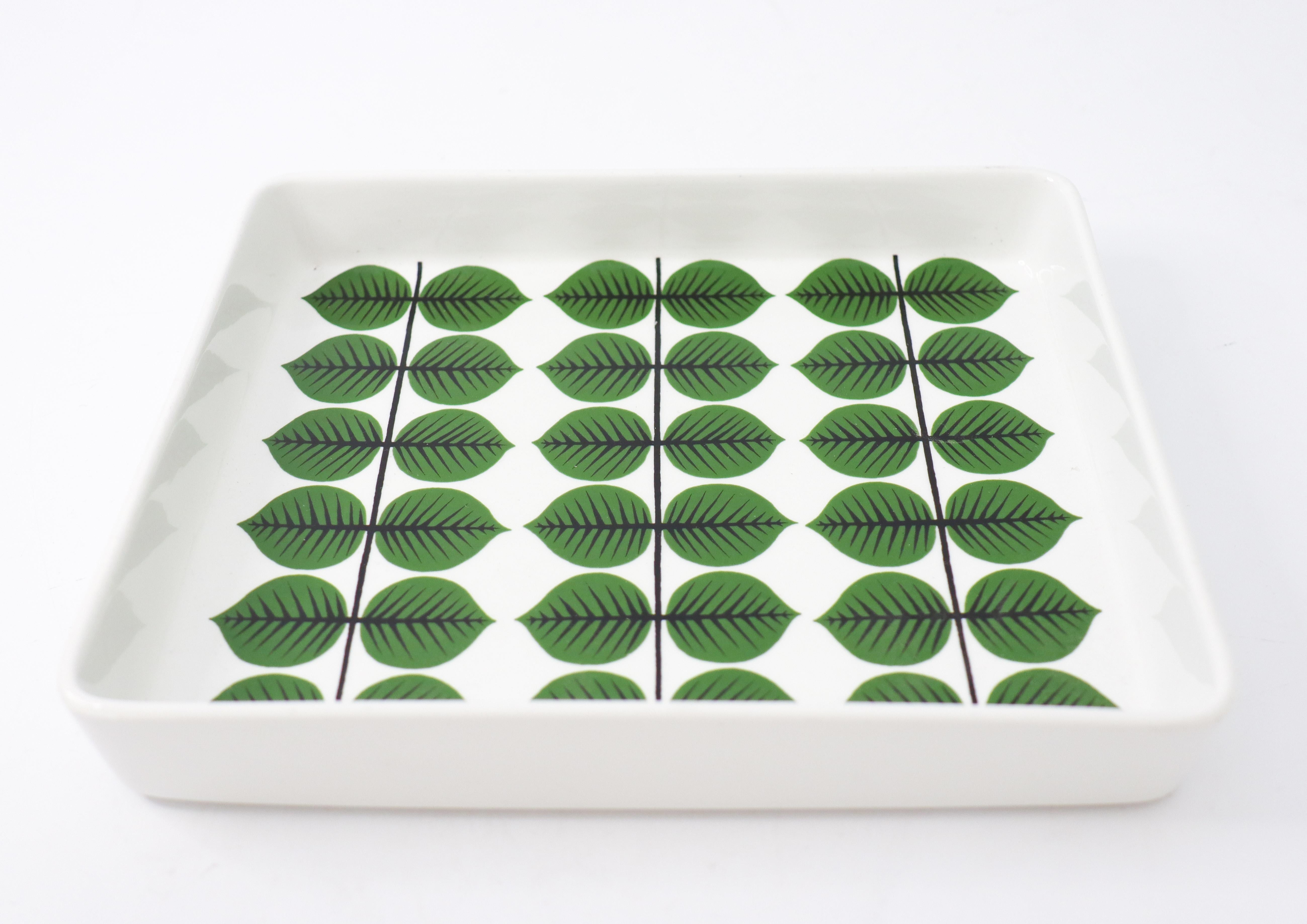 A serving dish in porcelain in the very famous pattern Berså designed by Stig Lindberg at Gustavsberg. It is 22.5 x 19 cm in diameter and 3.5 cm high. It is in mint condition.

Stig Lindberg designed Berså in 1961 as a tribute to the Swedish early