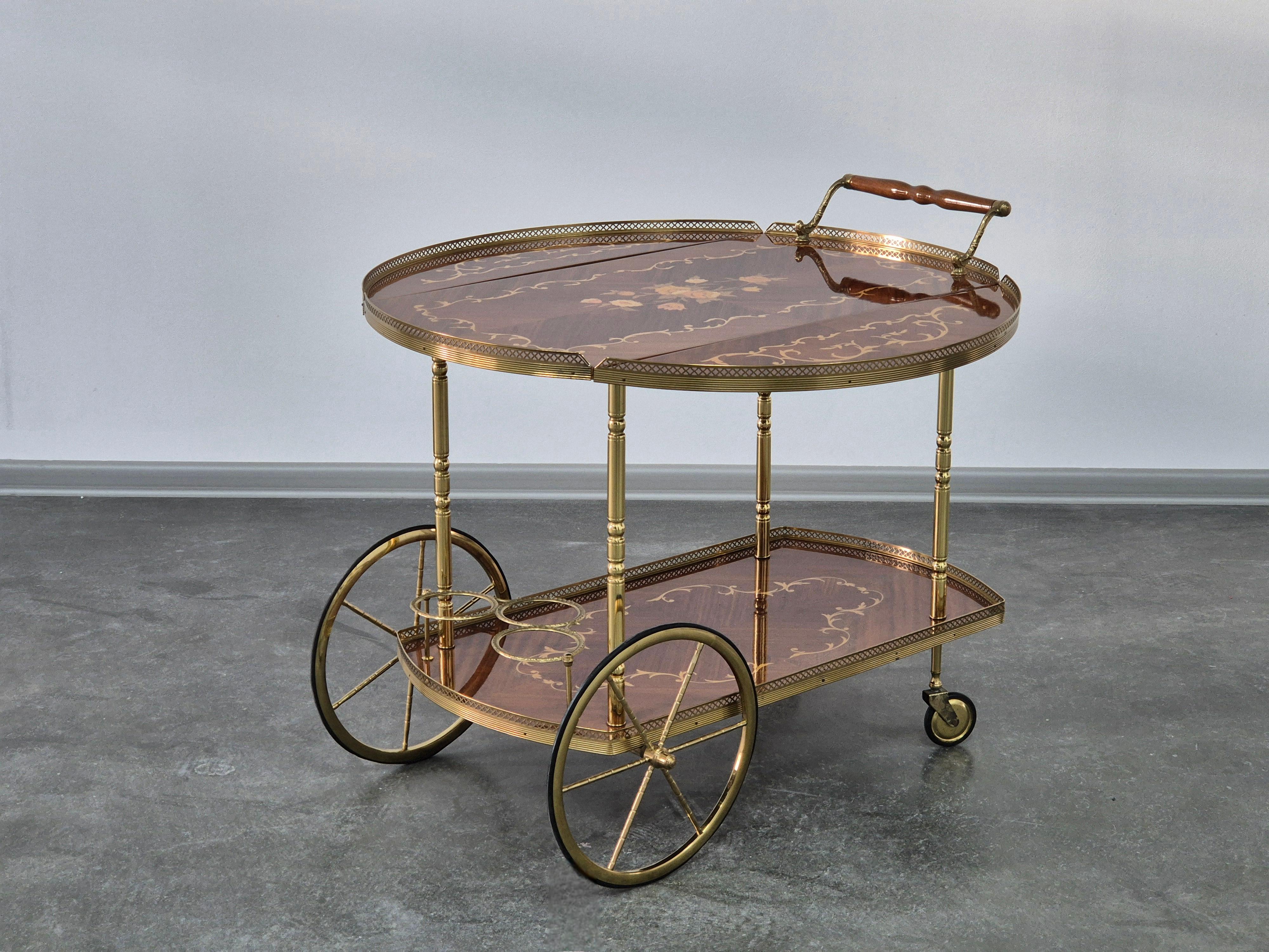 Magnifique chariot de bar à dessert en marqueterie néoclassique italienne
Chariot de bar au design néoclassique - en bois et laiton.
Magnifique marqueterie complexe sur les surfaces de service.
Scellé avec une finition brillante.
Le plateau de