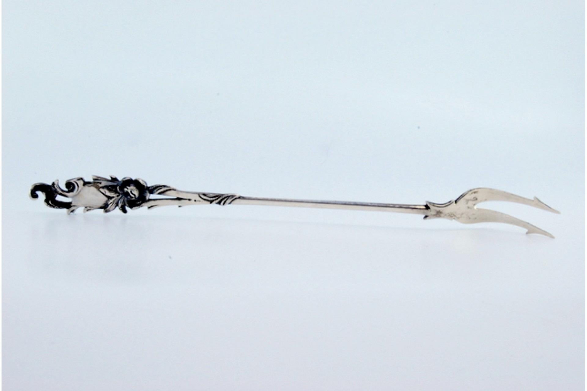 Silberne Serviergabel mit Blumenmotiven auf dem Griff. Metall: Silber. Herkunft: Portugiesisch. Marke: Javali II Titel. Gewicht: 30,23 Gramm  1,07 Unzen. Abmessungen: 24,2x2 cm  9,53x0,79 Zoll. Reinheit: 833/1000. Prüfzeichen: Ja, zwischen 1887 und