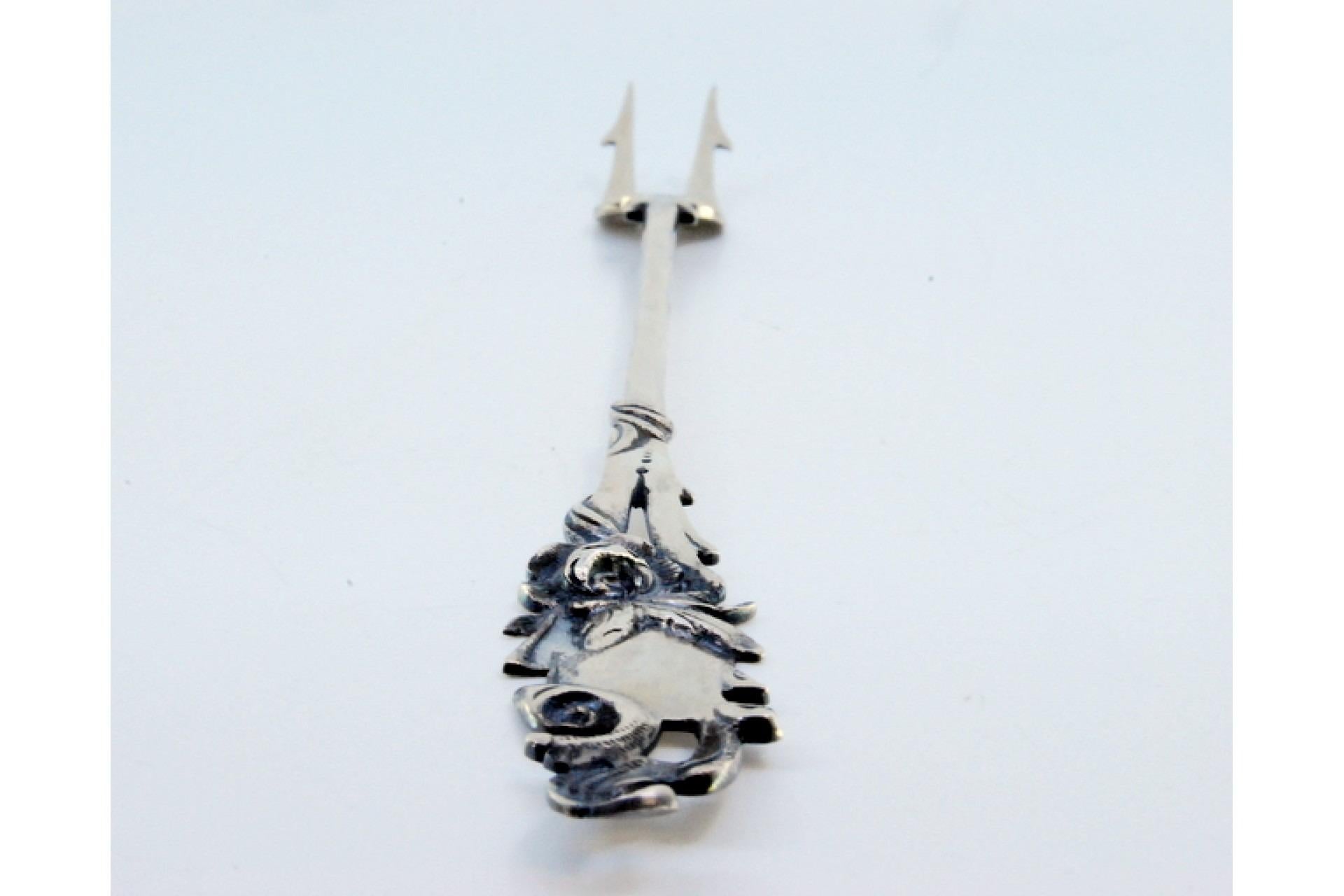 Serviergabel aus Silber, geschliffen und mit geprägten Blumenmotiven am Griff (Portugiesisch) im Angebot
