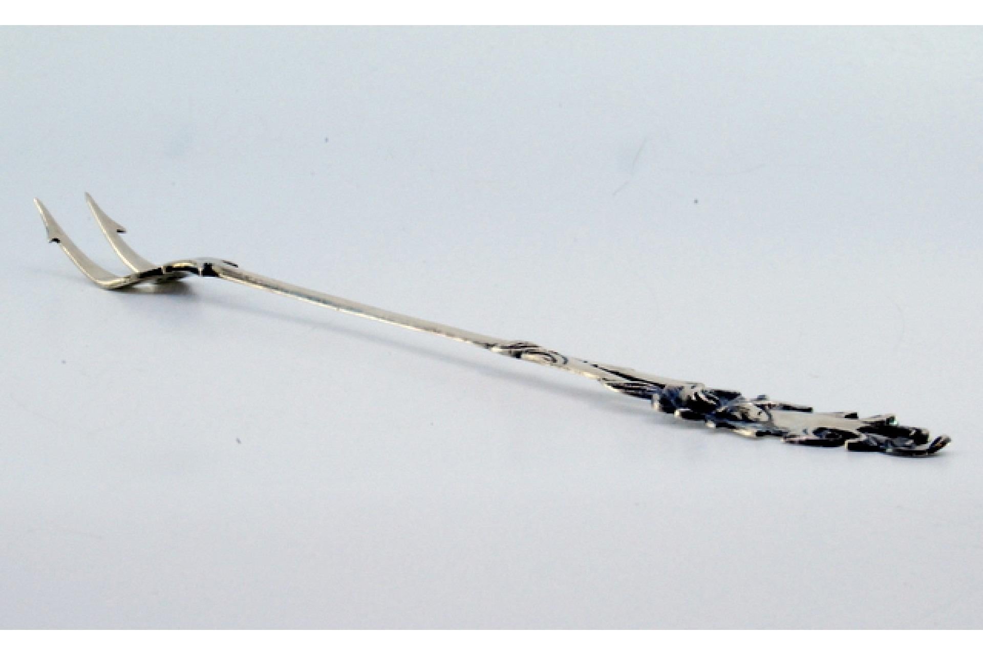 Serviergabel aus Silber, geschliffen und mit geprägten Blumenmotiven am Griff (Sonstiges) im Angebot