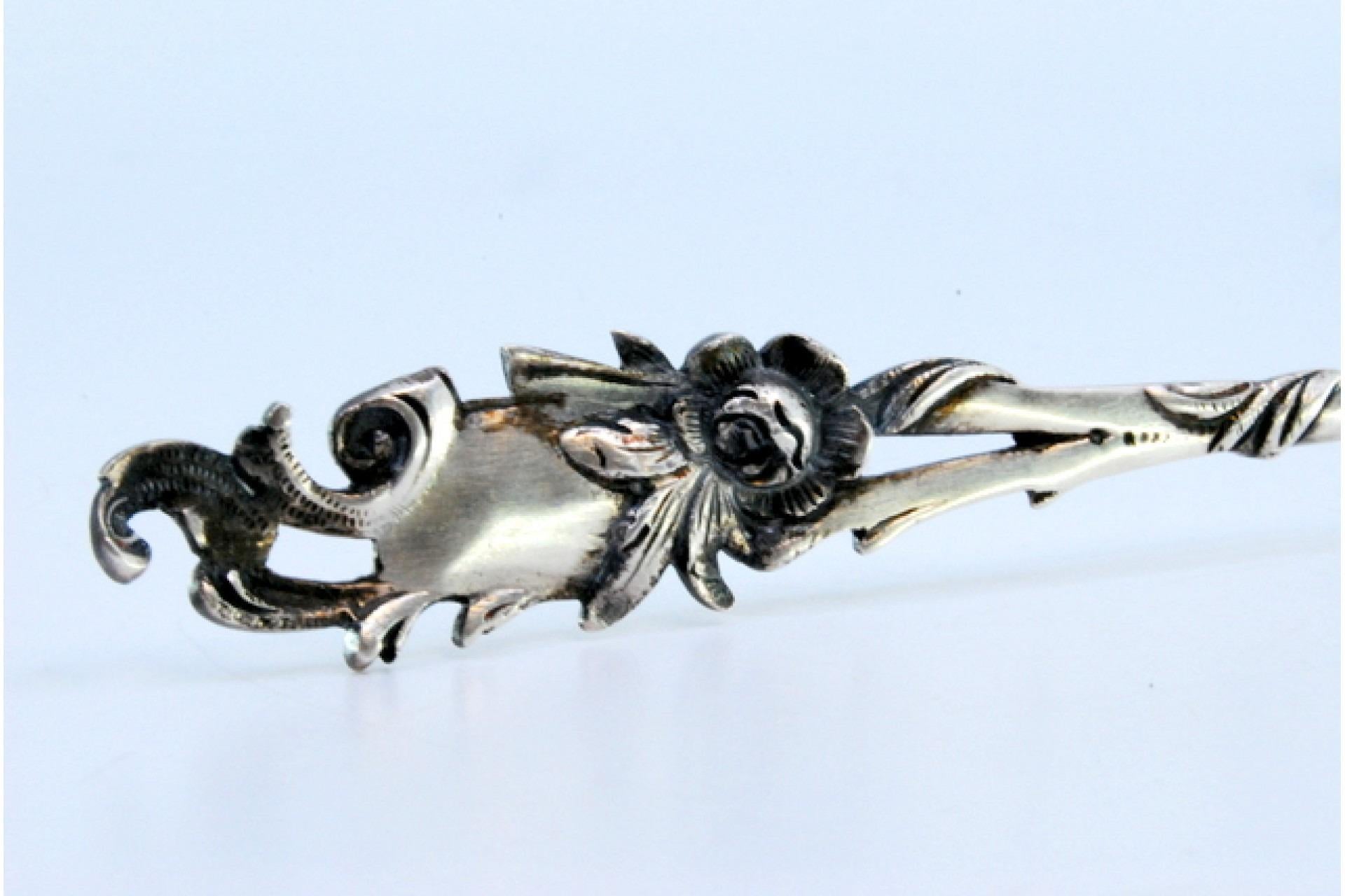 Serviergabel aus Silber, geschliffen und mit geprägten Blumenmotiven am Griff (Sterlingsilber) im Angebot