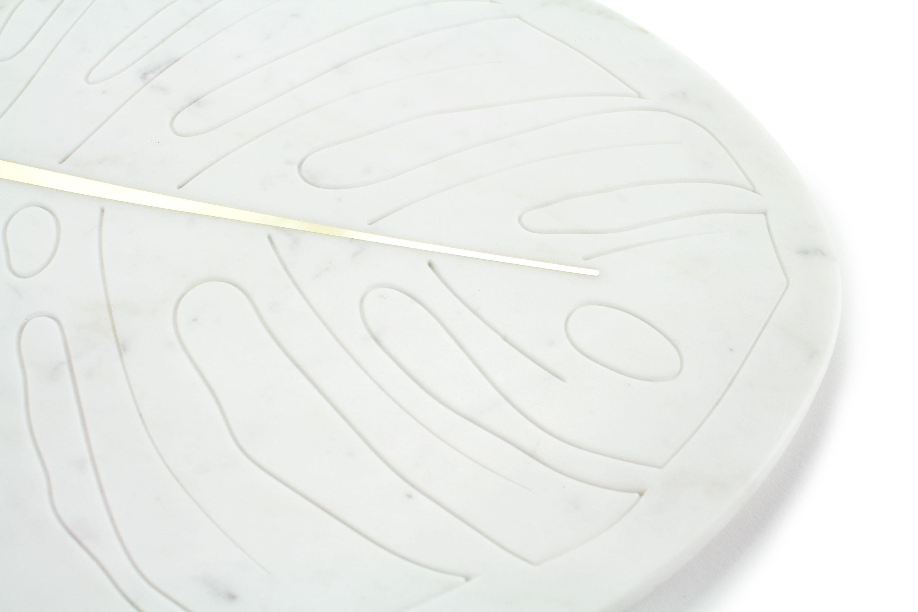 italien Planche à découper pour table en marbre blanc de Carrare incrusté de laiton, fabriquée à la main, Italie en vente