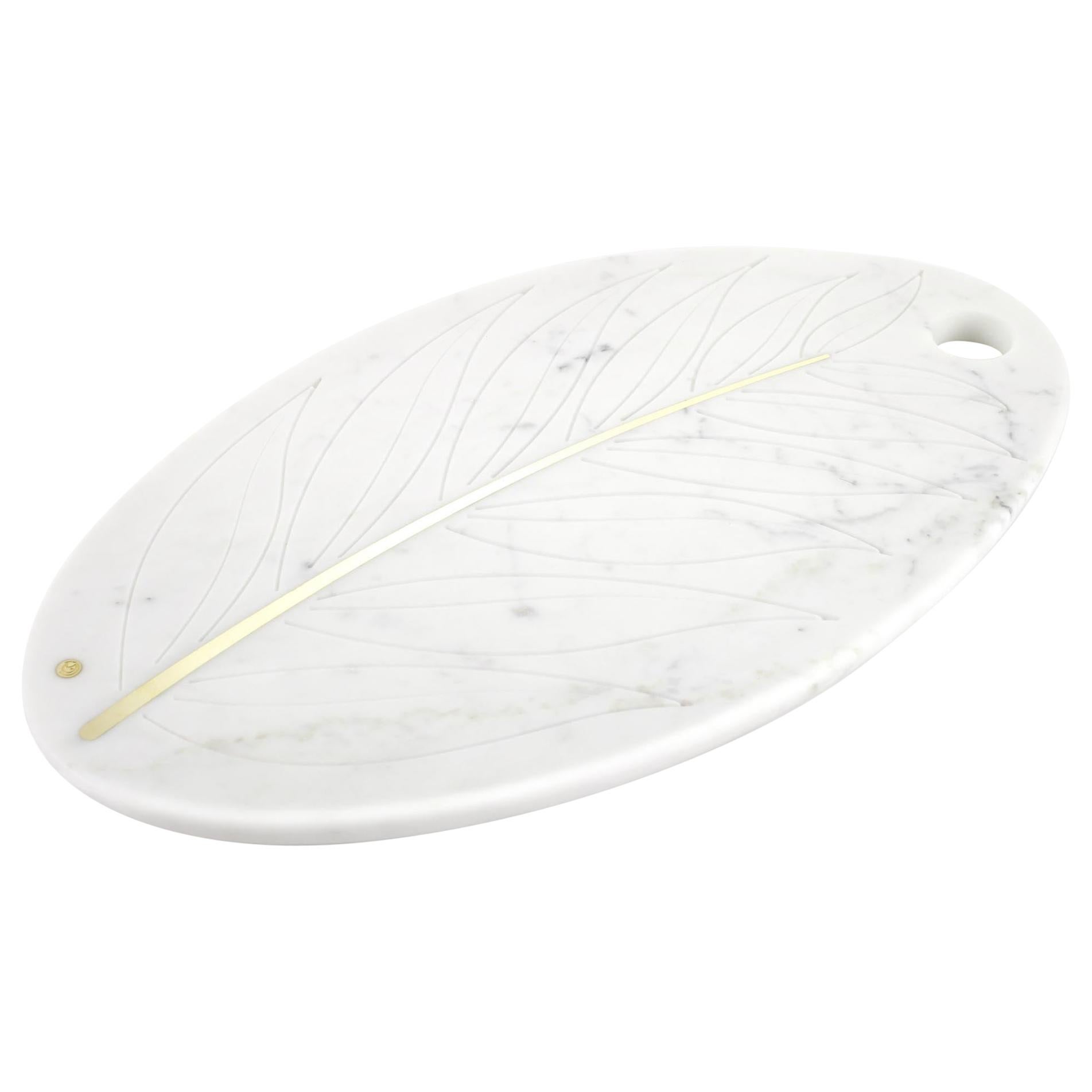 Geschirrplatte aus weißem Carrara-Marmor mit Messingintarsien, handgefertigt, Italien im Angebot