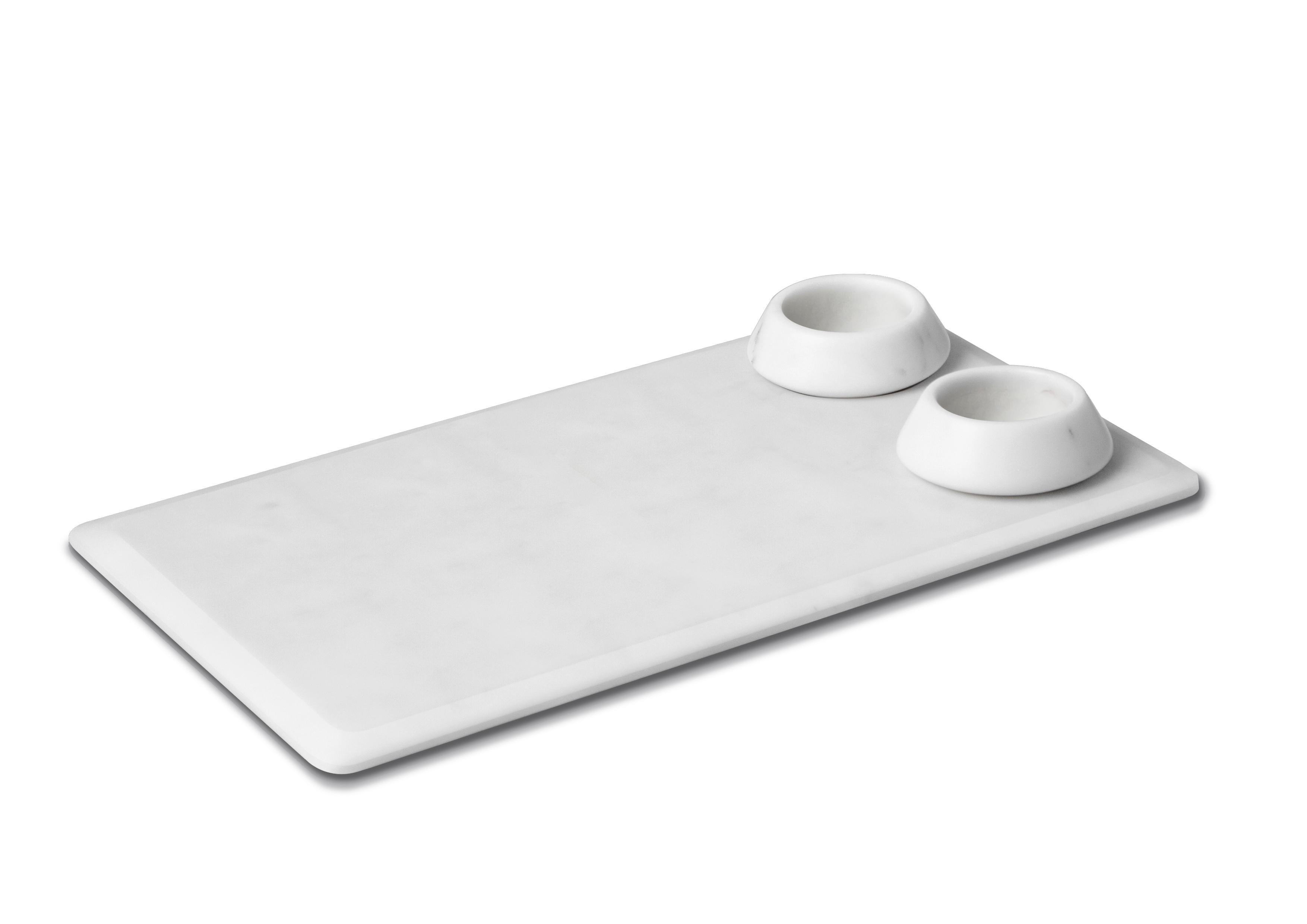 Let us cut off the ordinary: a board is not necessarily just a serving platter. It is an individual way of serving cheeses, meats, vegetables or bread. Marble lends itself to the game by providing the special staging. The item includes two white