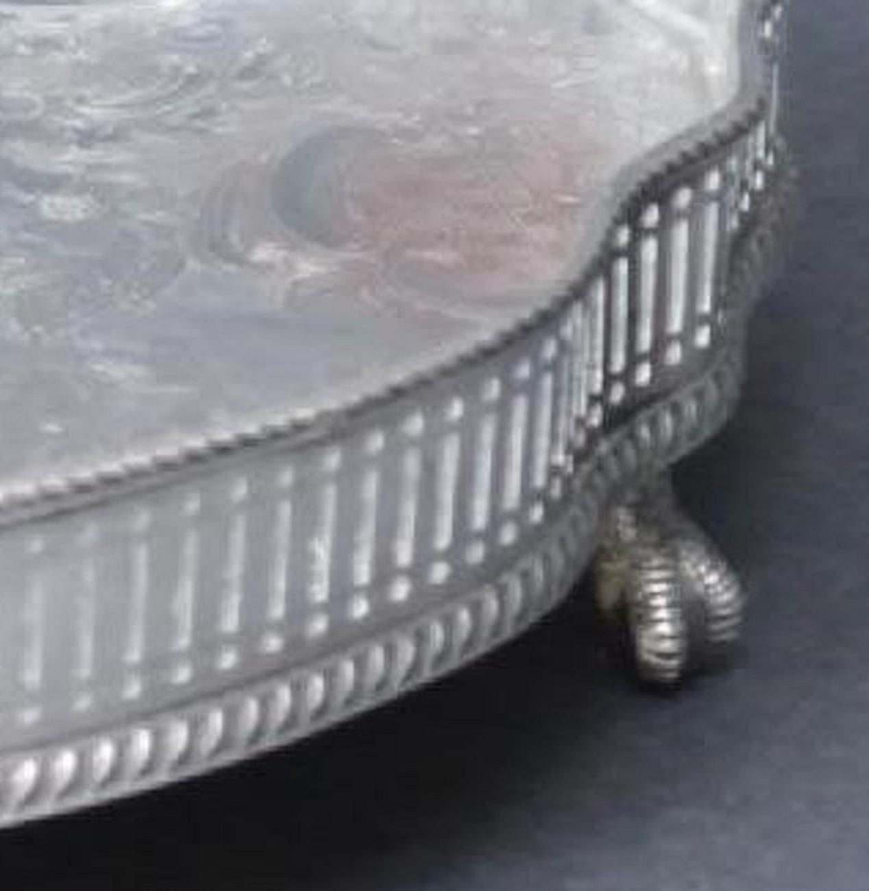 Serving Salver, English, mid-20th century, silver plated

An English mid-20th century round-shaped silver plated (copper on silver) serving salver. The center of the piece features a Rococo style engraving with scrolls, foliage and shell