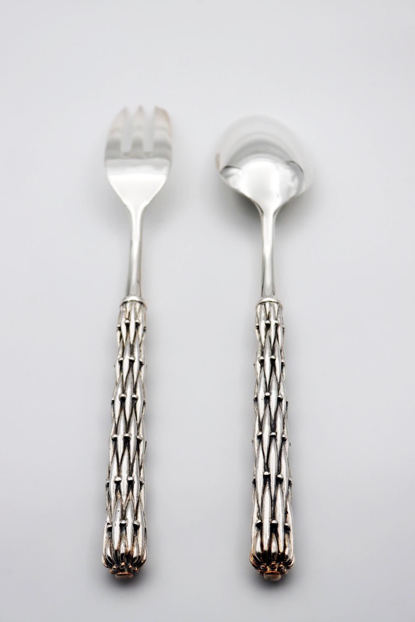 Cuillère et fourchette de service en bronze argenté

Cuillère et fourchette de service en bronze argenté 35/42 microns 
Longueur : 288 & 328 mm, poids : 260 & 240 gr

Ces cuillères et fourchettes de service sont l'œuvre artisanale du designer