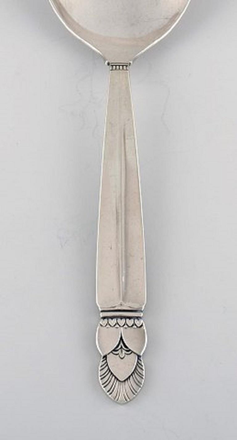 Serving spoon in hammered sterling silver, 1940s.
Measure: Length 23 cm.
In excellent condition.
Stamped.
Our skilled Georg Jensen silversmith / jeweler can polish all silver and gold so that it looks like new. The price is very reasonable.