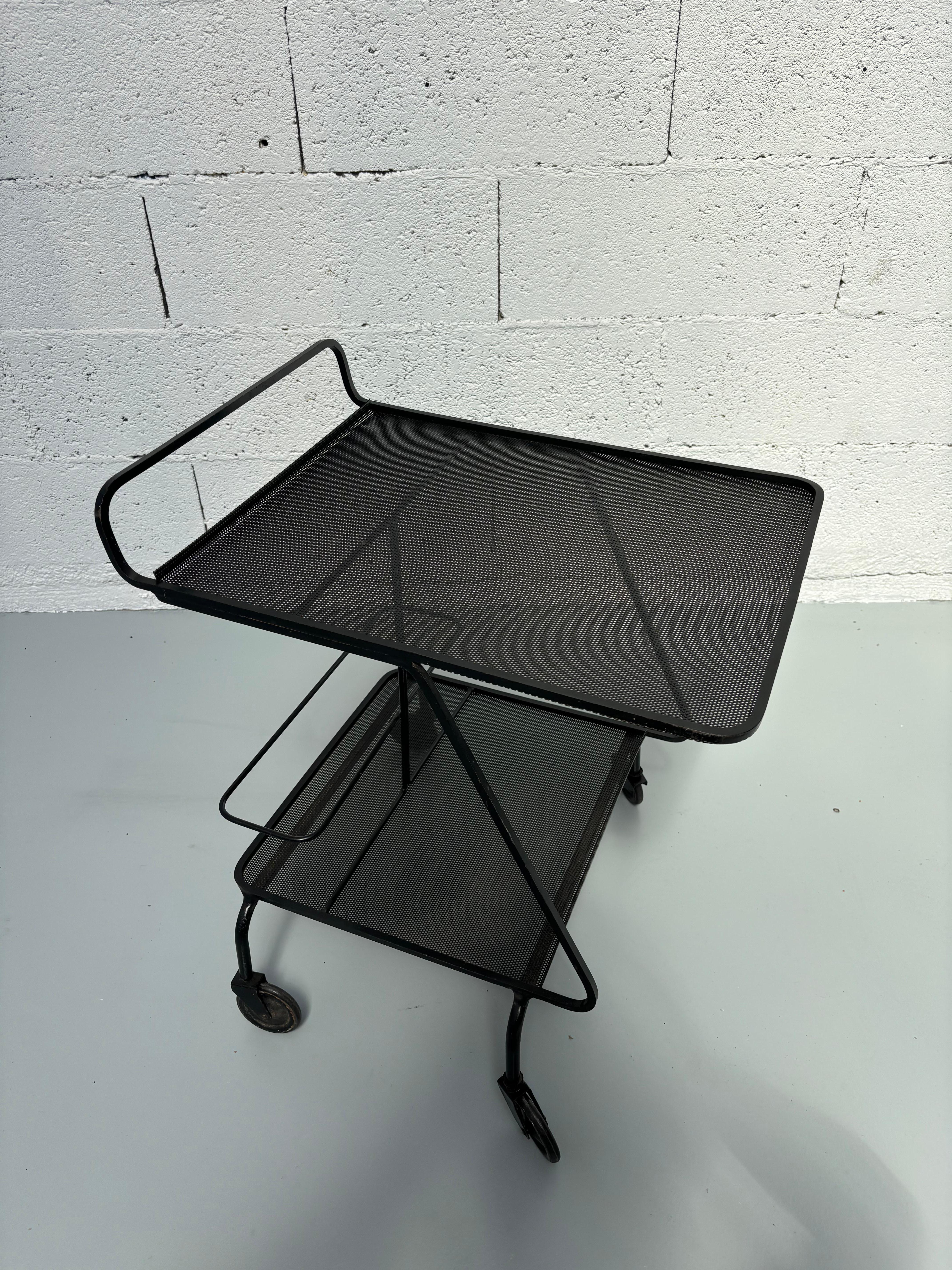 Mesa de servicio de Mathieu Matégot Metal en venta