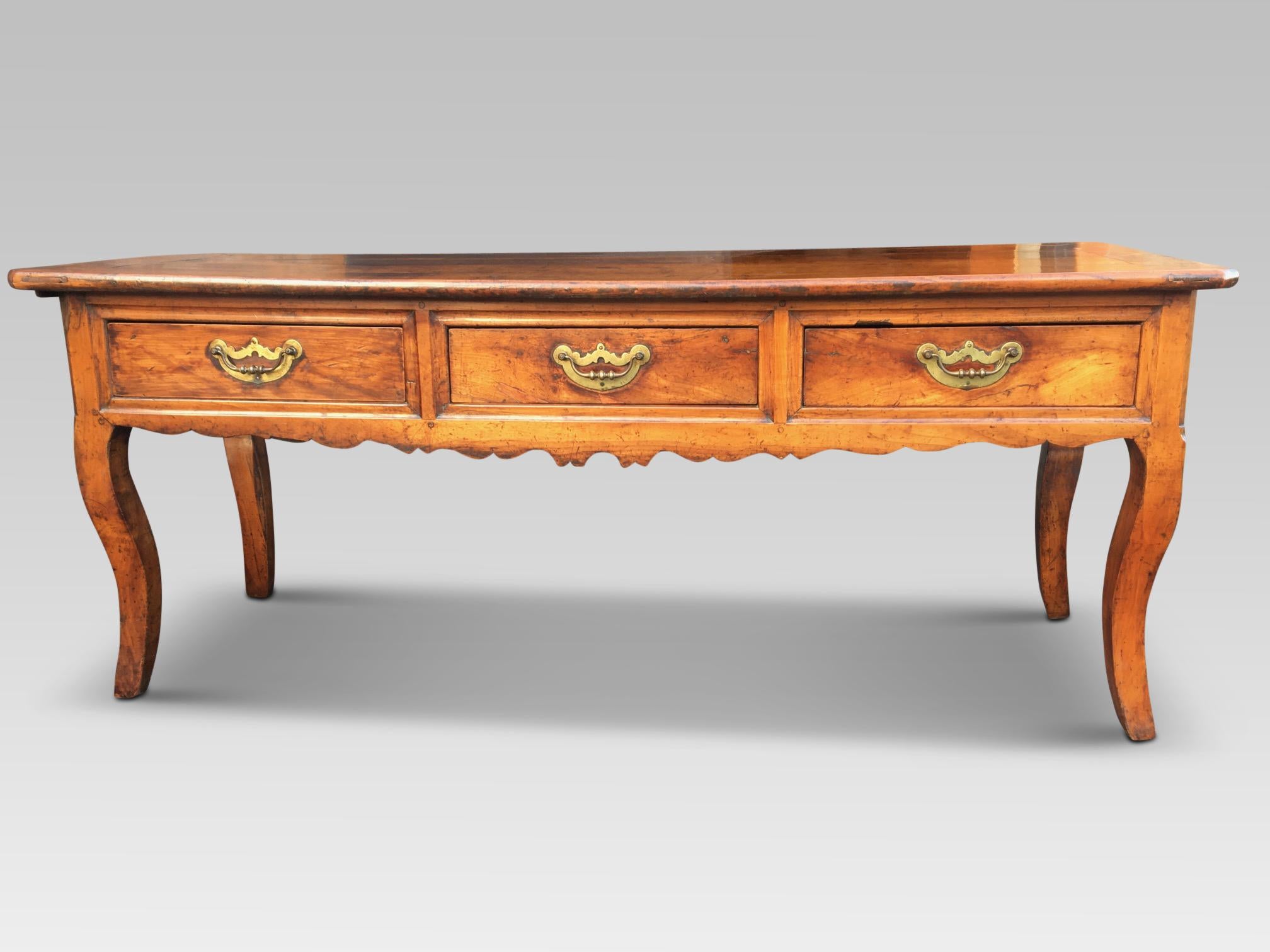 Fine quality serving table / dresser base in cherrywood, circa 1800.
This delightful serving table has loads of character, a mellow color and retains its original finish.
It stands on substantial cabriole legs with smoothly running drawers and
