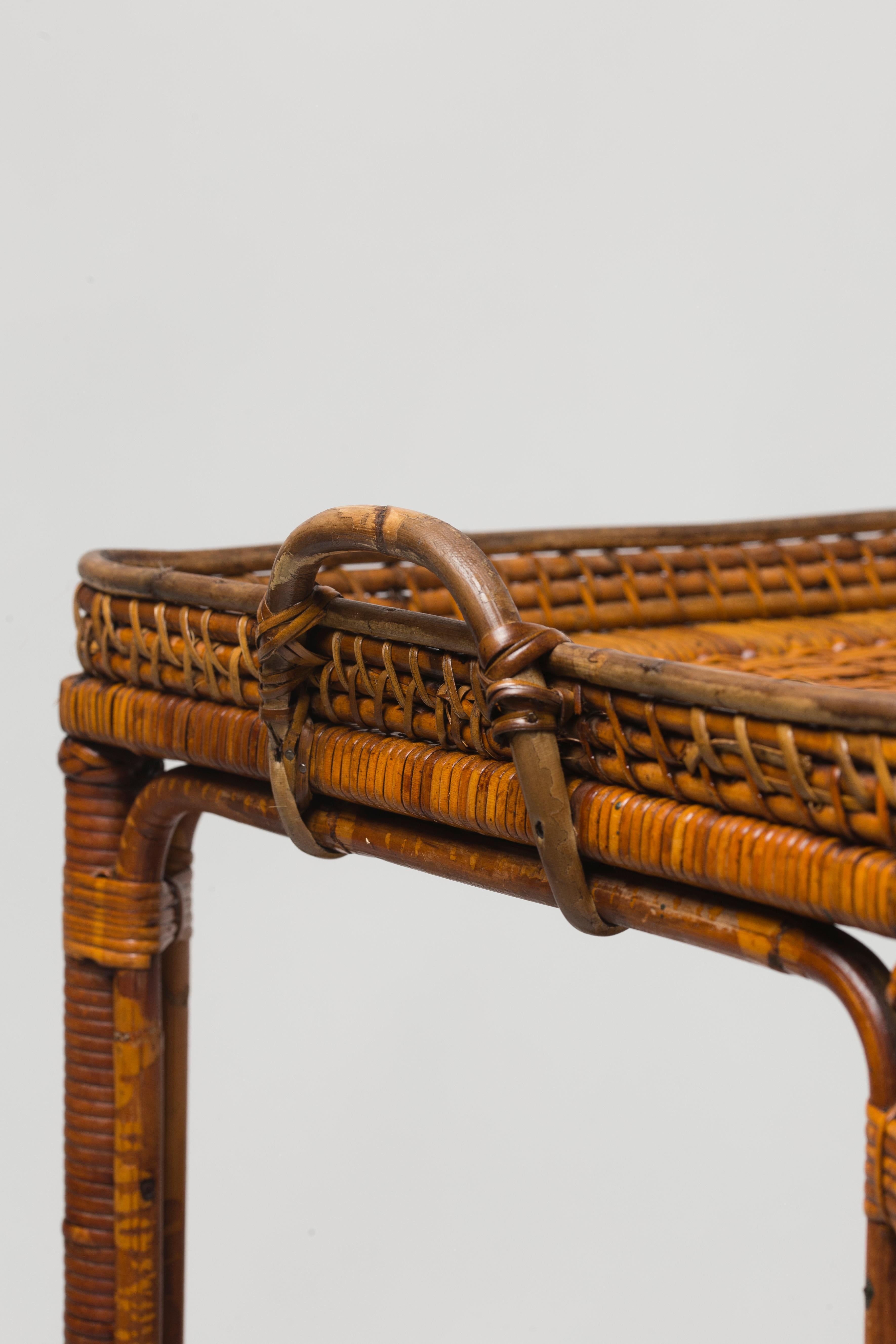 Serving table in natural woven rattan, France, 1900.
With two handles for carrying it and a lower shelf.
In excellent original condition.