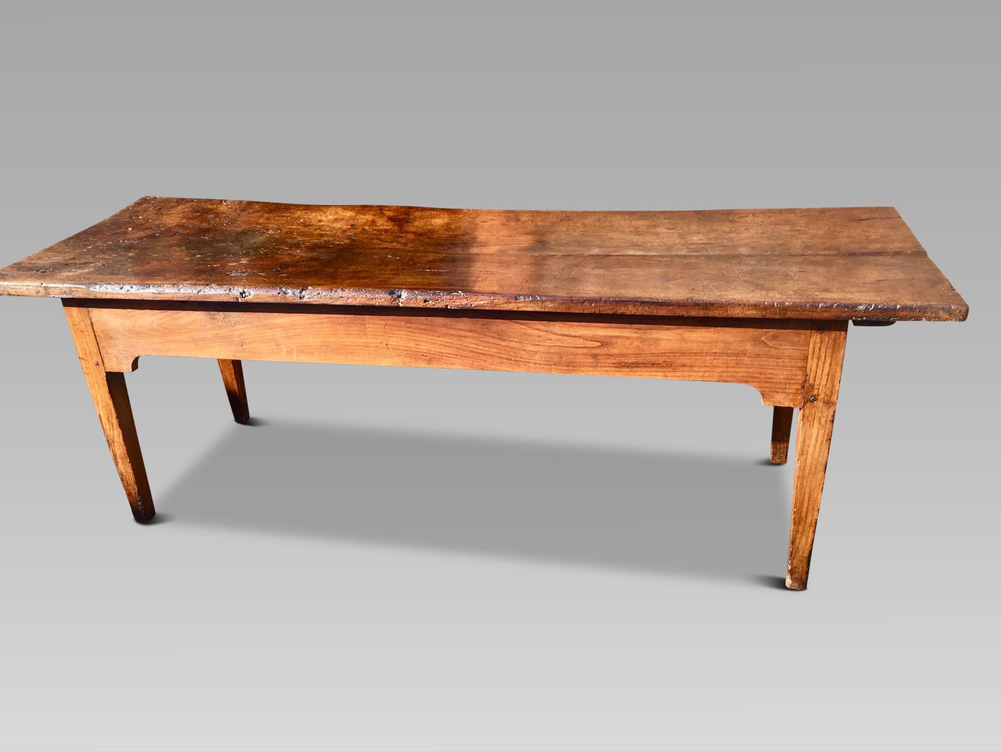  Dresser Base in Chestnut.  / Serving Table circa 1790 im Zustand „Starke Gebrauchsspuren“ in Honiton, Devon
