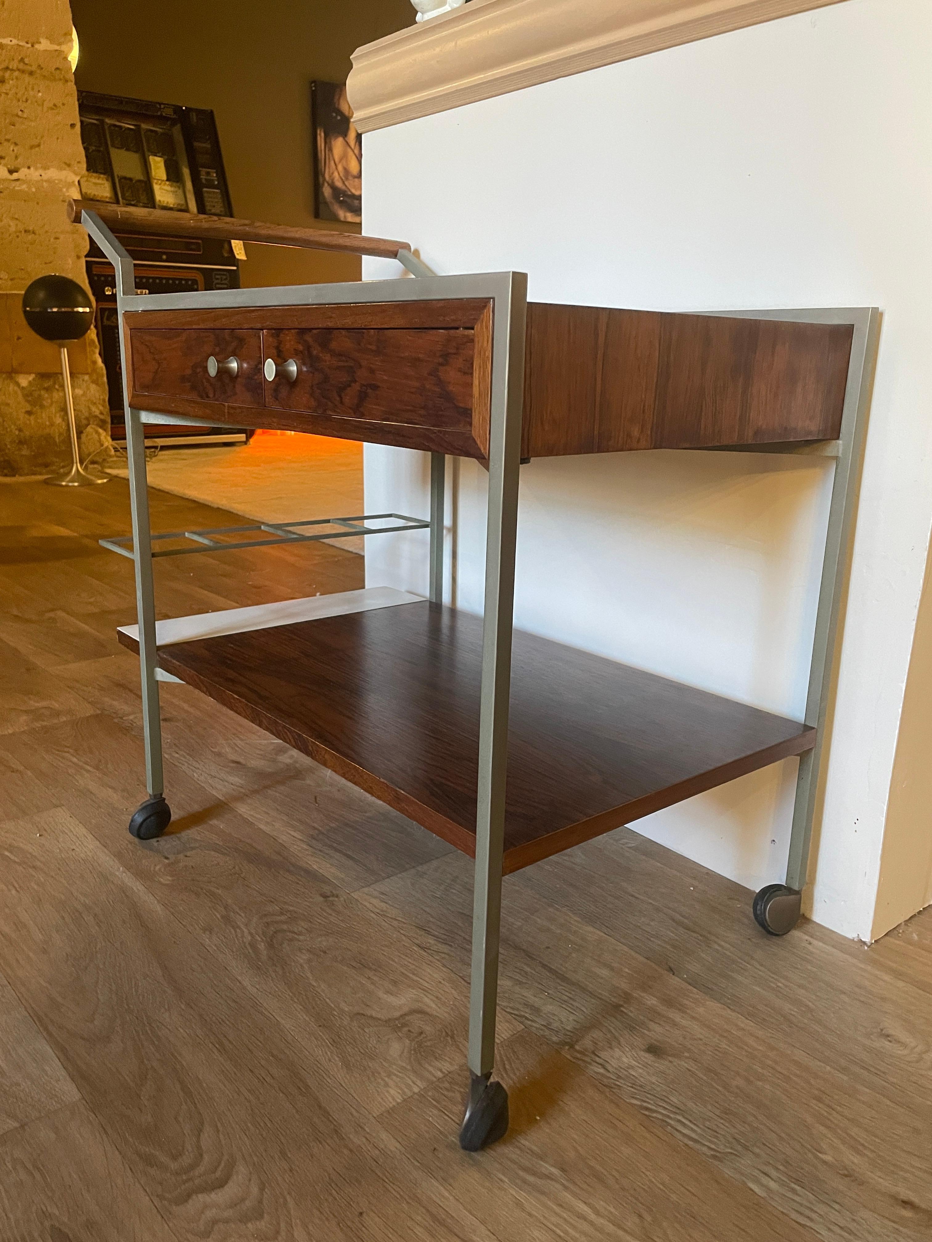 A medium dark walnut rolling bar cart.
Serving table. Service trolley design by George Nelson. 
Table bar or cocktail.
Excellent condition.
1960s
Walnut & steel.
bauhaus modernist mid-century rizzo crespi prouvé 1960 1650.
In the style of Willy