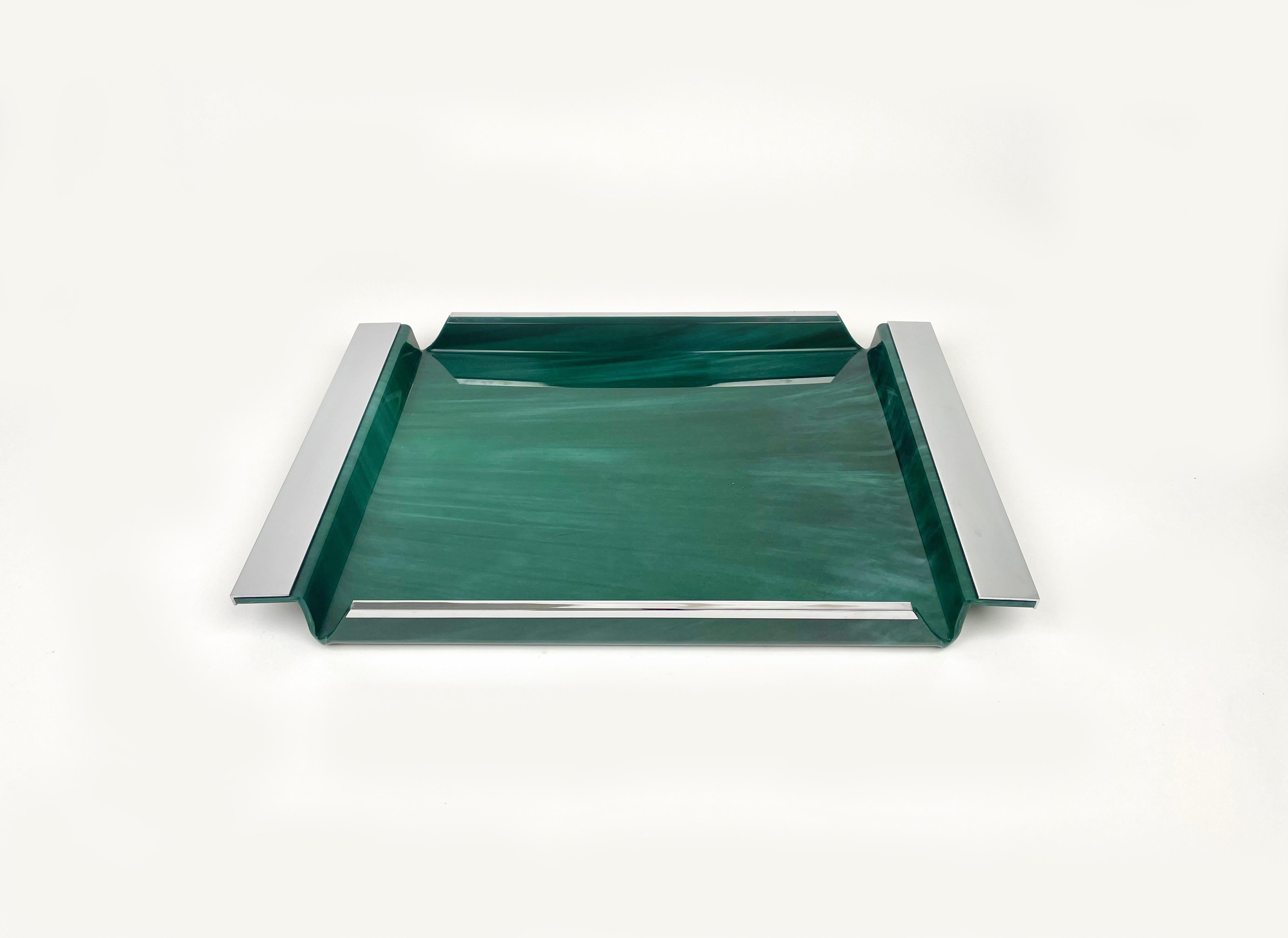 Étonnant plateau de service rectangulaire Acrylique vert effet marbre et chrome dans le style du design italien Willy Rizzo.

Fabriqué en Italie dans les années 1970.