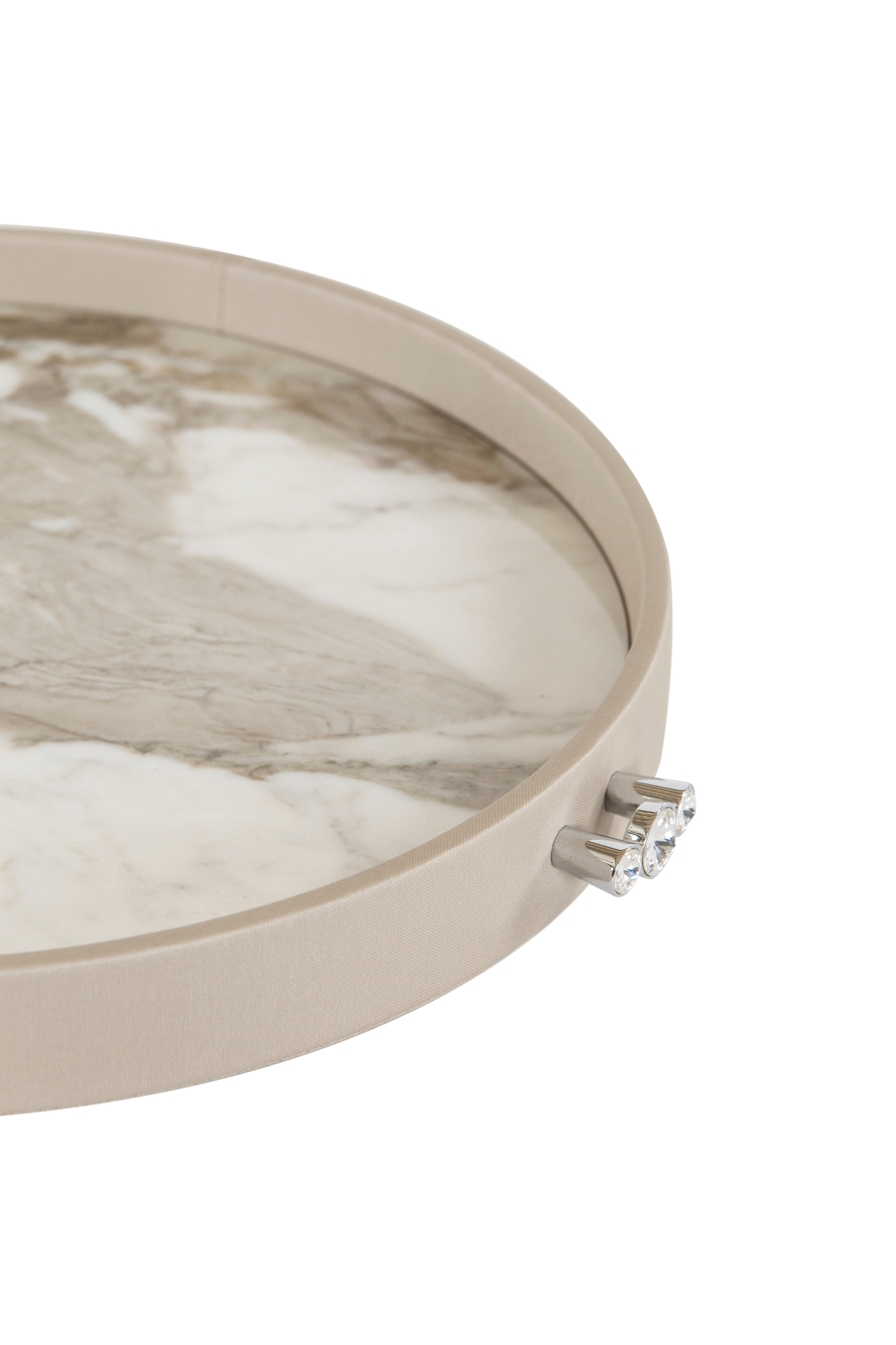 Serving tray Alentejo, Lusitanus Home Collection, handcrafted in Portugal - Europe by Lusitanus Home.

A sublime serving tray, Alentejo was designed to uplift layback moments.
A round serving tray in Calacatta Cremo marble with chrome handles with