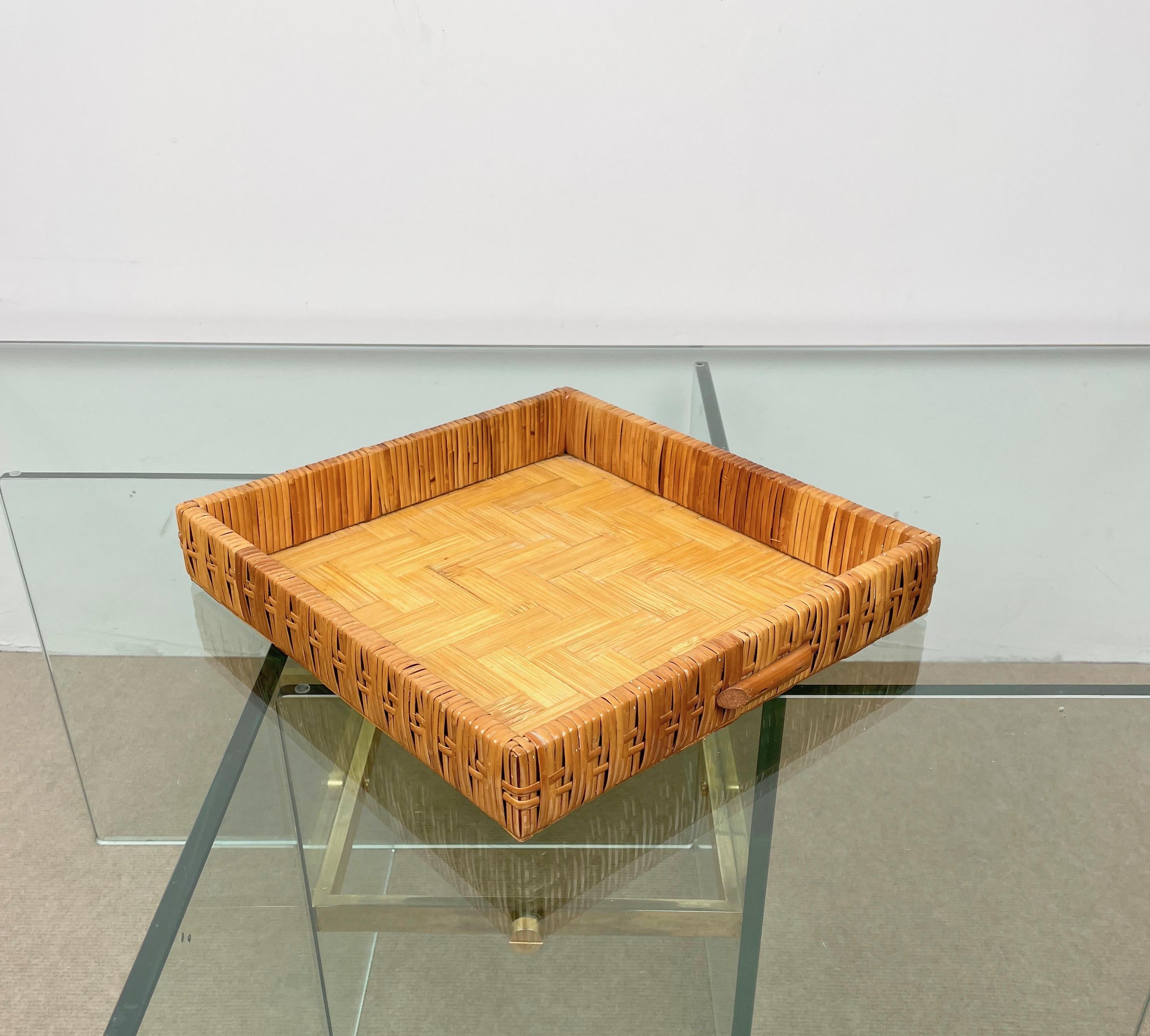 Squared centerpiece serving tray in bamboo and rattan. 

Made in Italy in the 1970s.