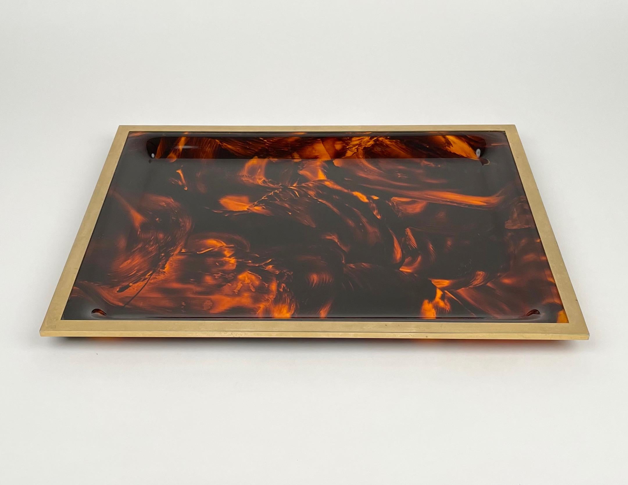 1970s rectangular serving tray centerpiece in tortoiseshell-effect lucite and brass borders by Taitu, Milan, Italy. 

The original label is still attached on the back, as shown in the pictures.