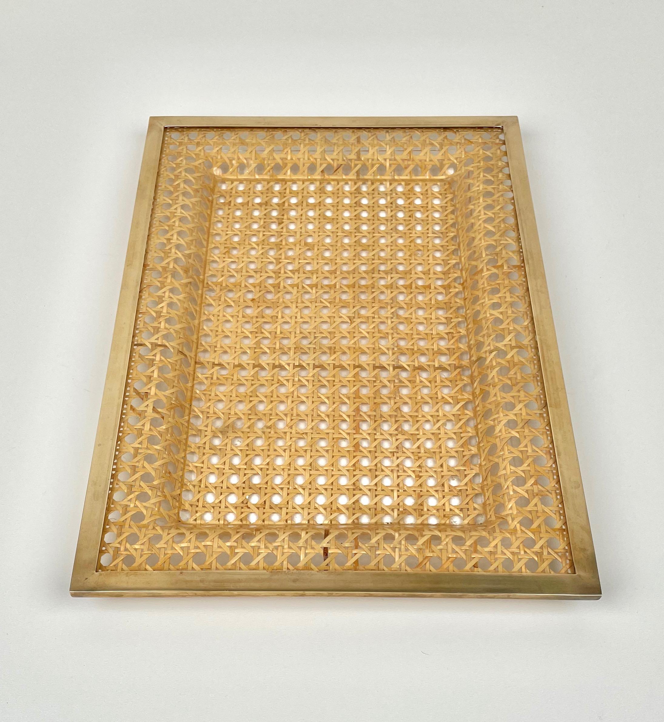 Serving tray centrepiece by Christian Dior Home in wicker, Lucite and brass frame. Made in France in the 1970s.