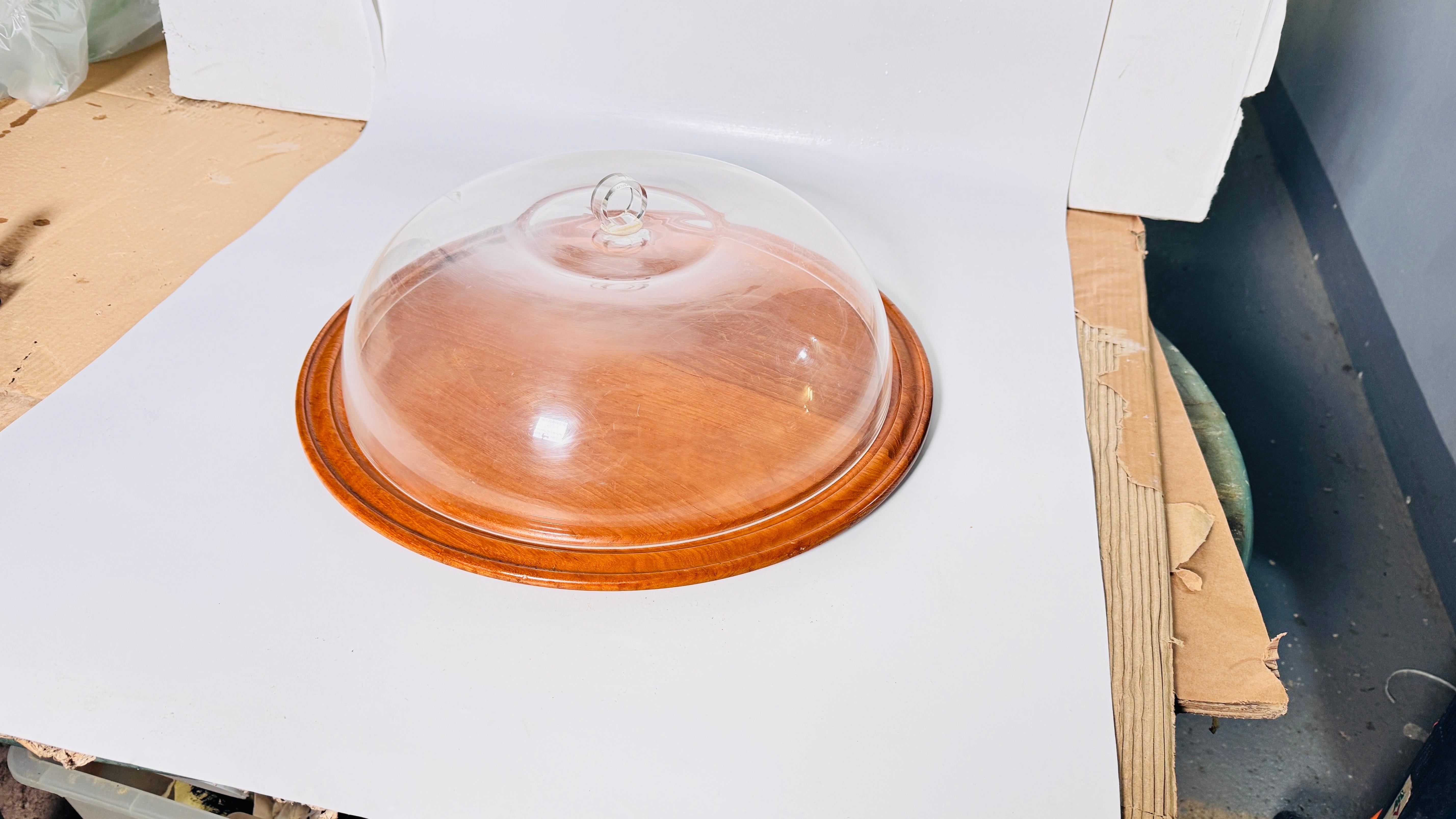 Cloche-Teller für Käse oder Obst aus Kunststoff und Holz, Serviertablett, Frankreich (Moderne der Mitte des Jahrhunderts) im Angebot