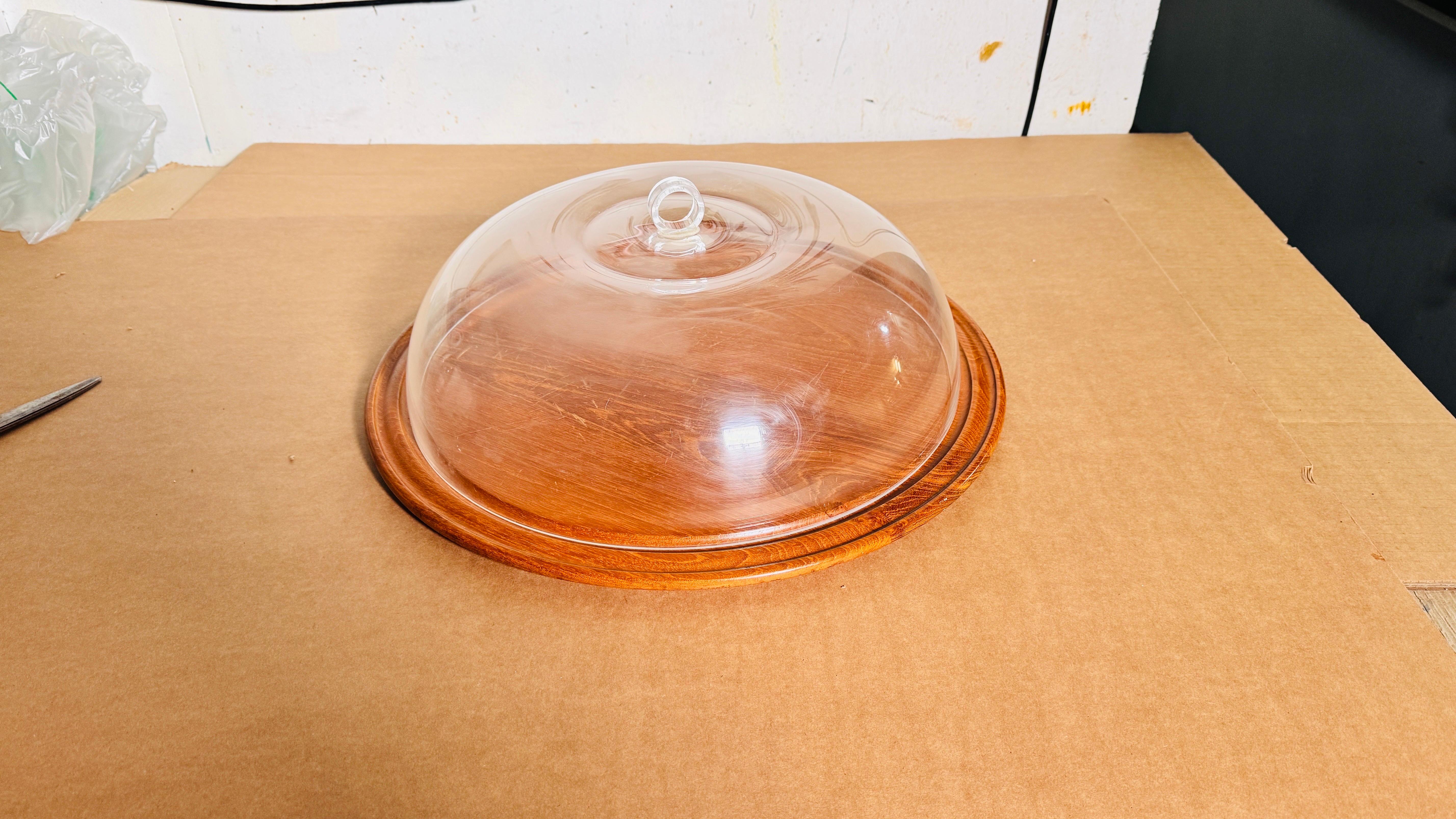 Cloche-Teller für Käse oder Obst aus Kunststoff und Holz, Serviertablett, Frankreich (Französisch) im Angebot