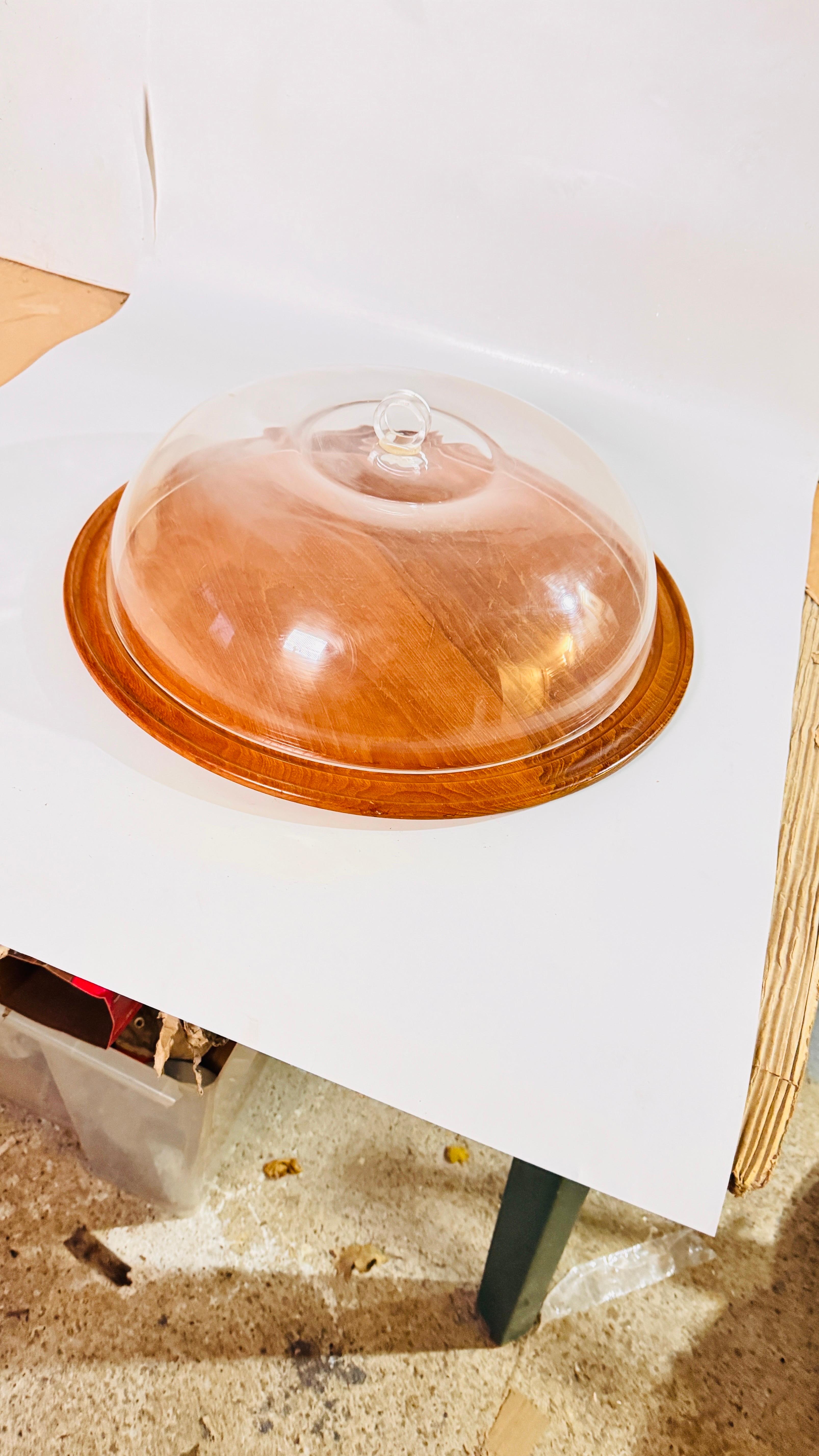 Cloche-Teller für Käse oder Obst aus Kunststoff und Holz, Serviertablett, Frankreich im Zustand „Gut“ im Angebot in Auribeau sur Siagne, FR