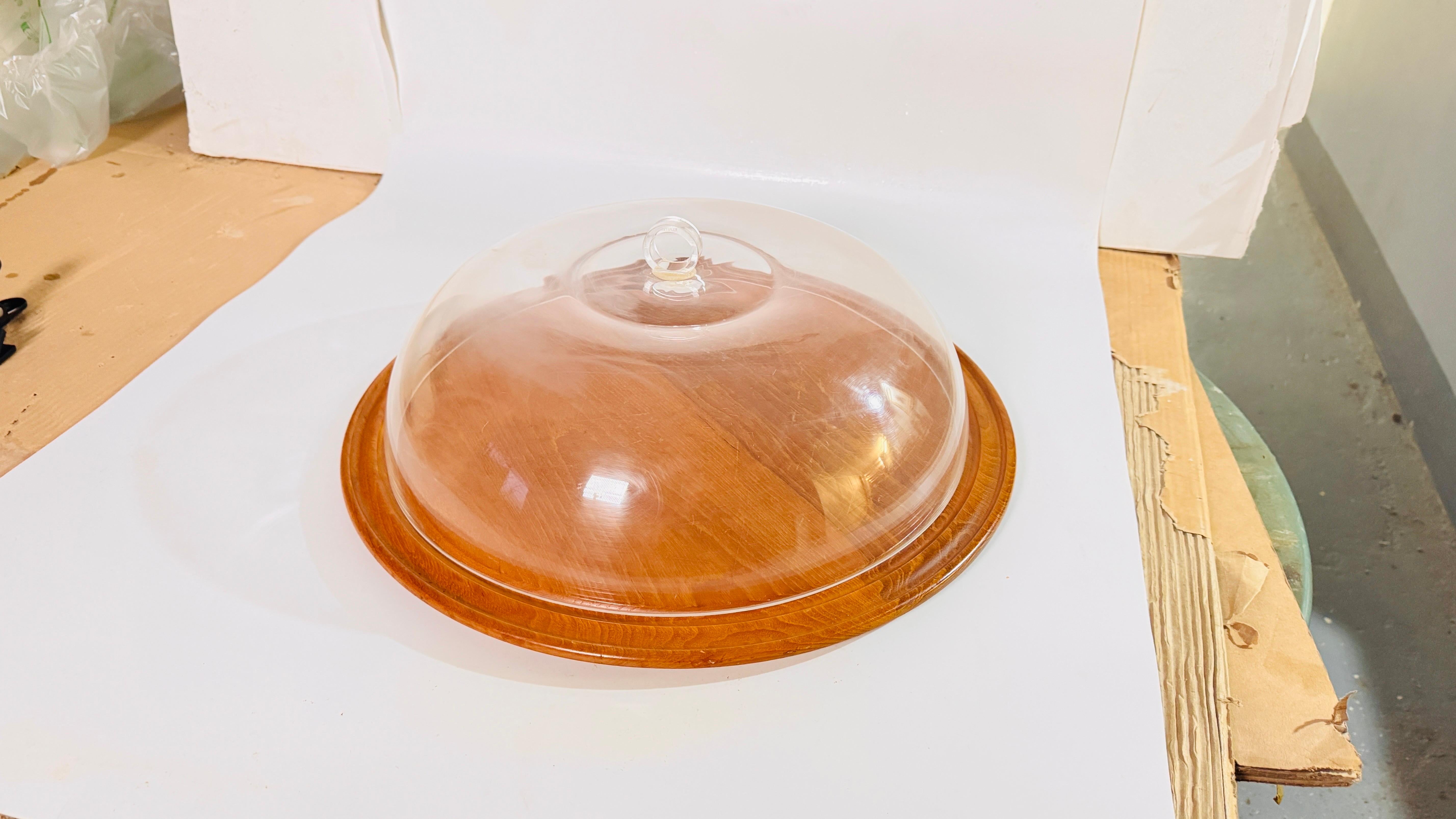 Cloche-Teller für Käse oder Obst aus Kunststoff und Holz, Serviertablett, Frankreich (Ende des 20. Jahrhunderts) im Angebot