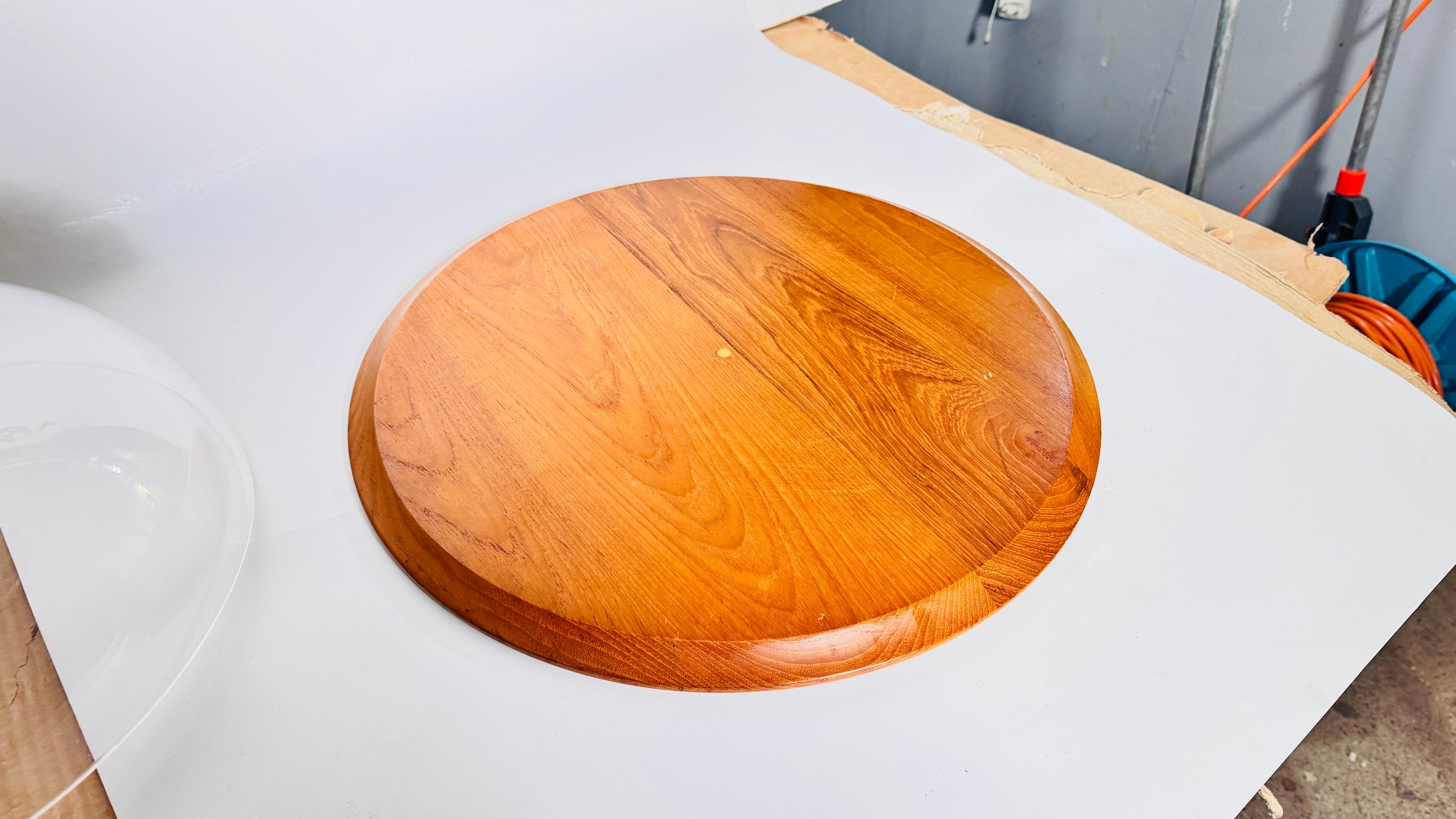 Cloche-Teller für Käse oder Obst aus Kunststoff und Holz, Serviertablett, Frankreich (Glaskunst) im Angebot