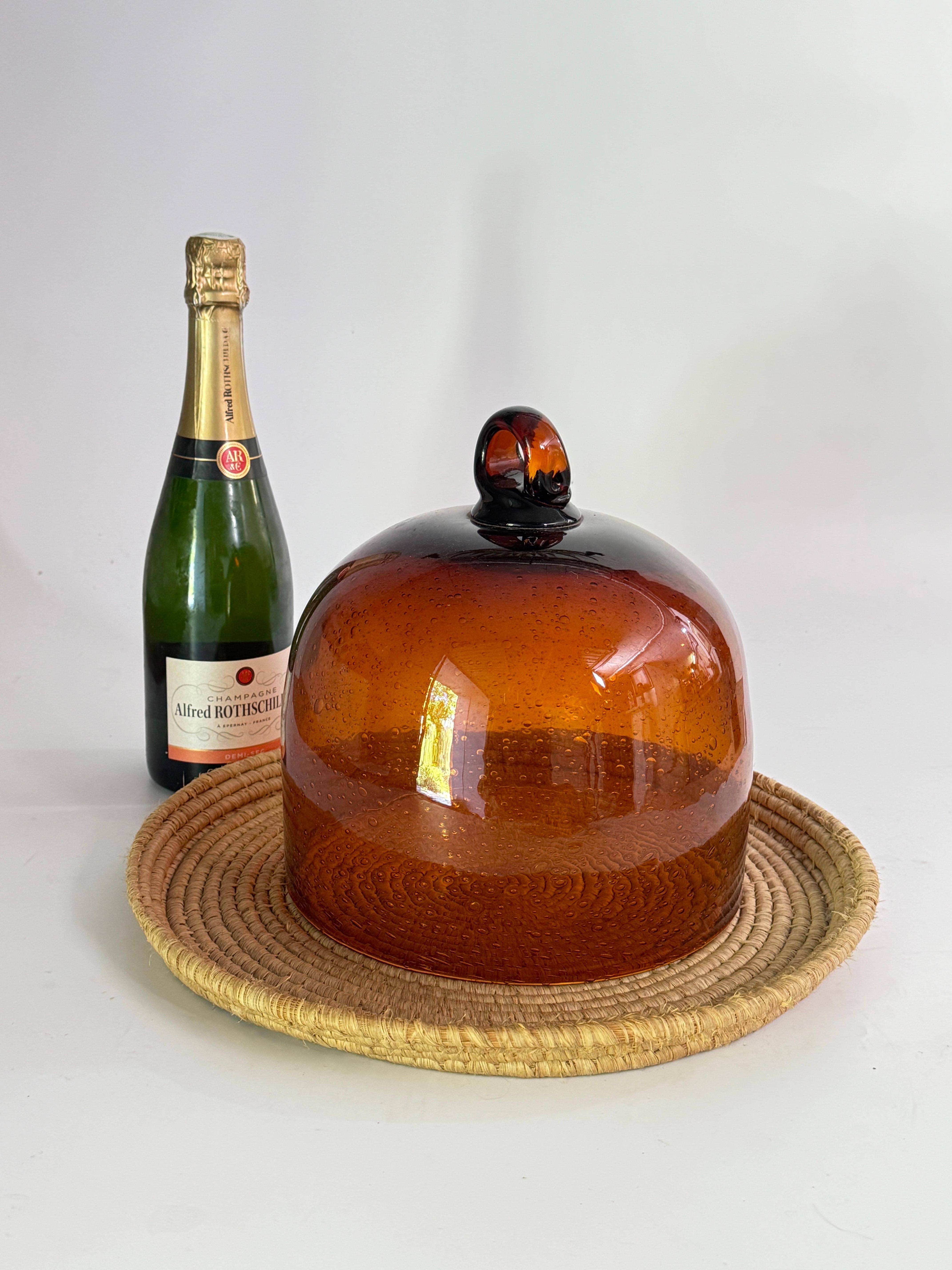 Bandeja de Servir Plato Cloche Campana para Queso o Fruta en Ratán y Cristal Italia

Dimensiones de la campana con base de ratán 
Diámetro 36 cm Alto 27 cm