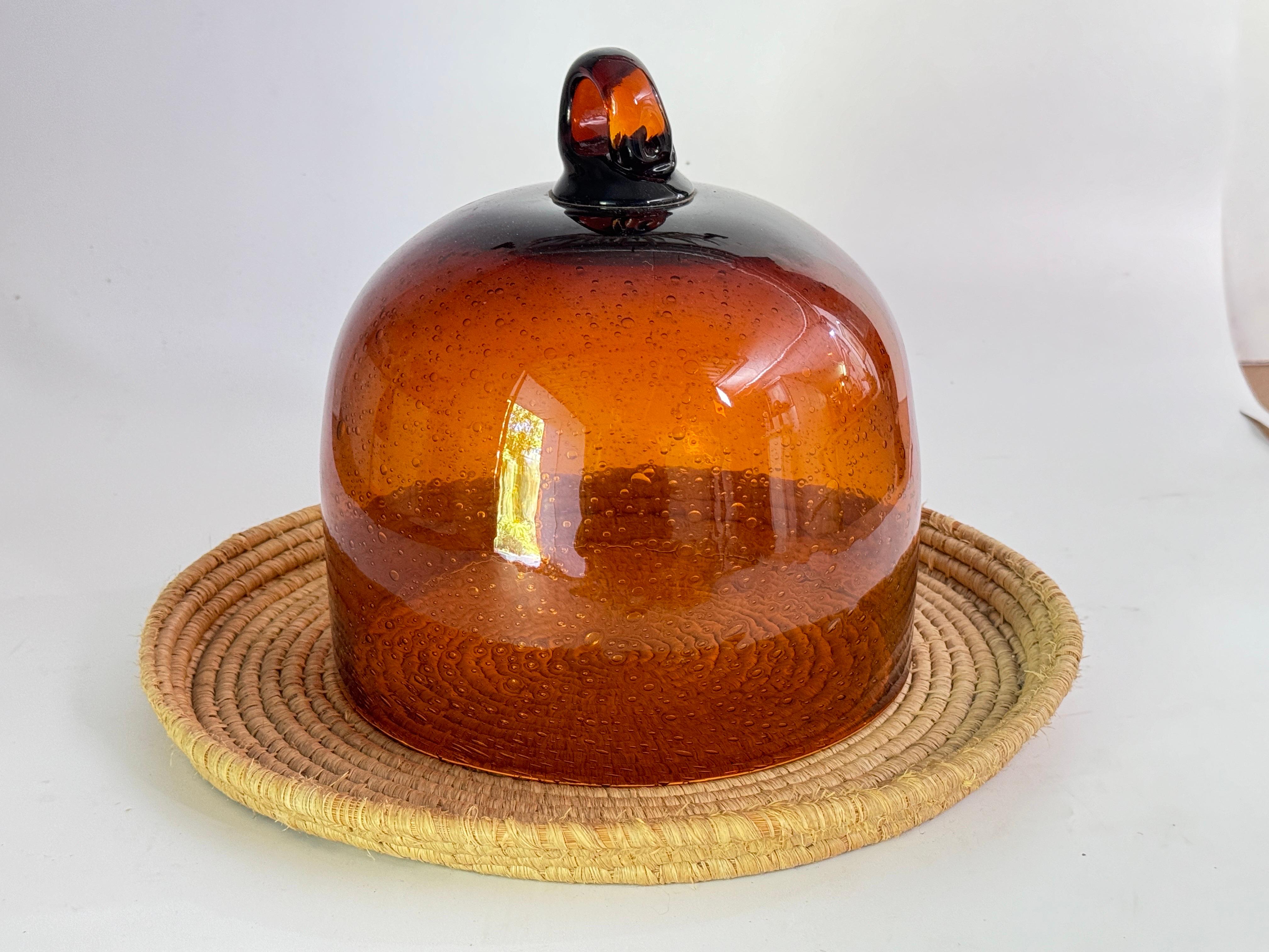 Bandeja de Servir Plato Cloche Campana para Queso o Fruta en Ratán y Cristal Italia finales del siglo XX en venta