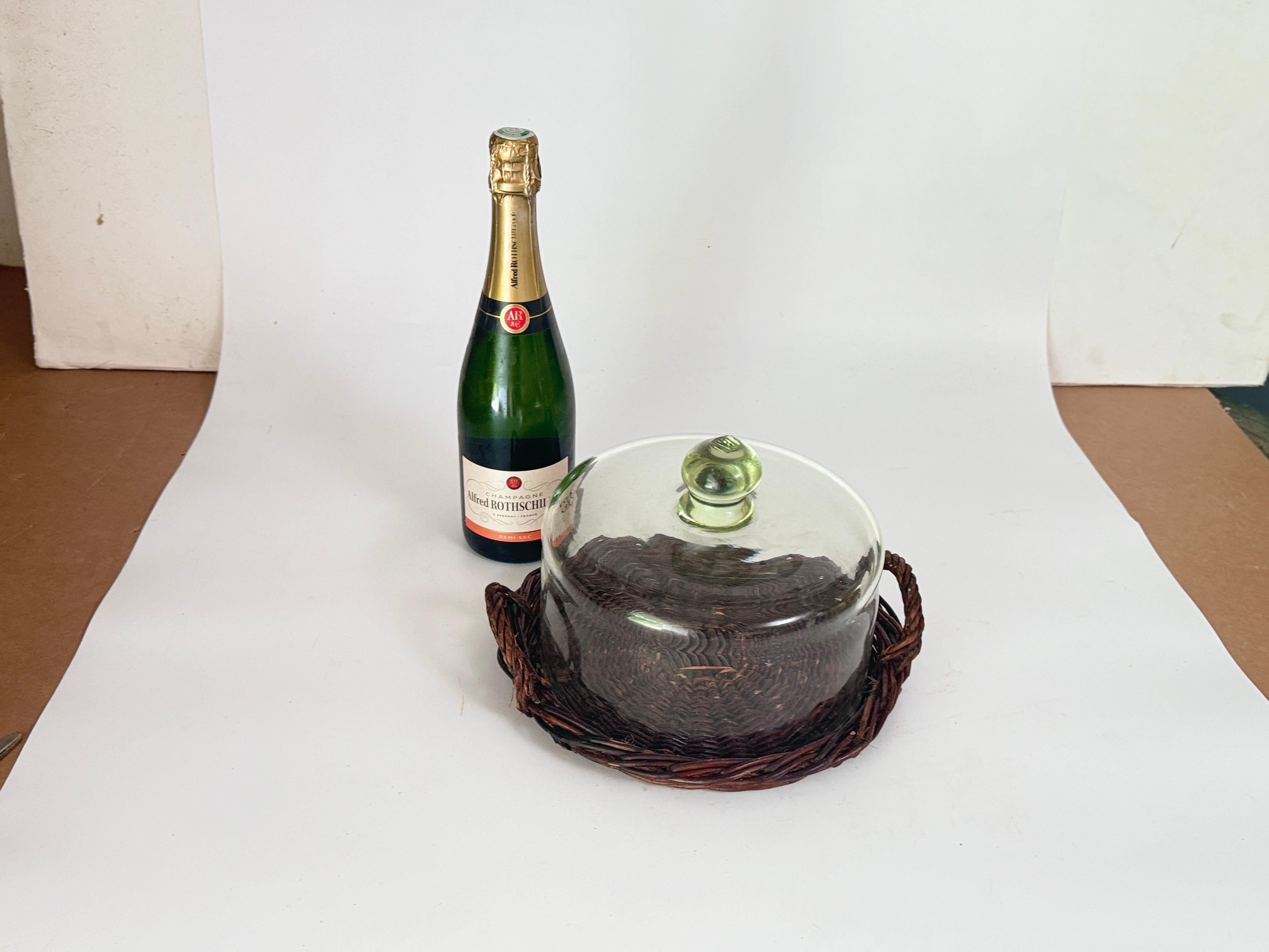 Mid-Century Modern Plateau de service cloche en rotin et verre Italie, 1970 en vente