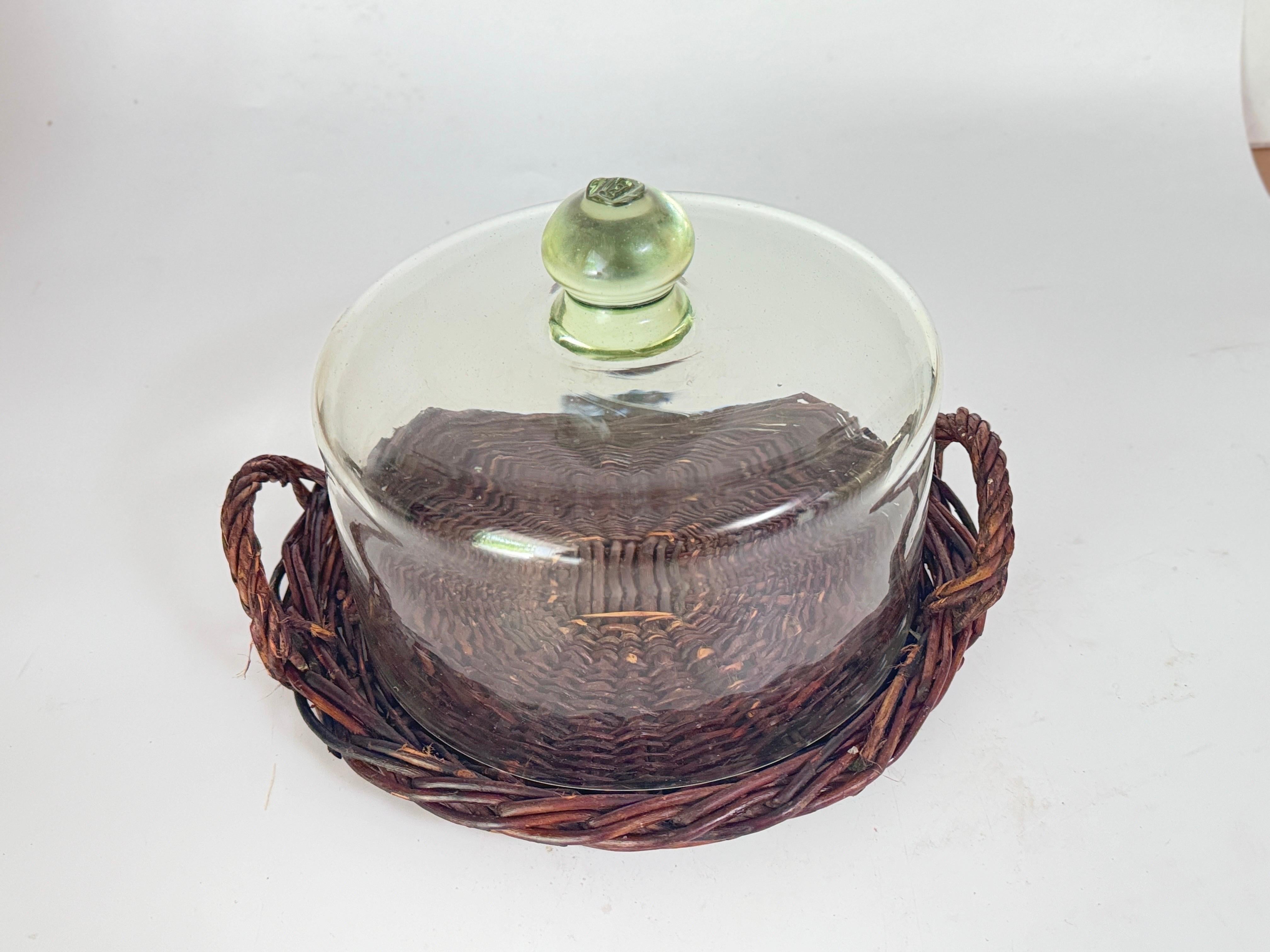 Serving Tray Cloche Plate Bell in Rattan and Glass Italy, 1970s In Good Condition For Sale In Auribeau sur Siagne, FR