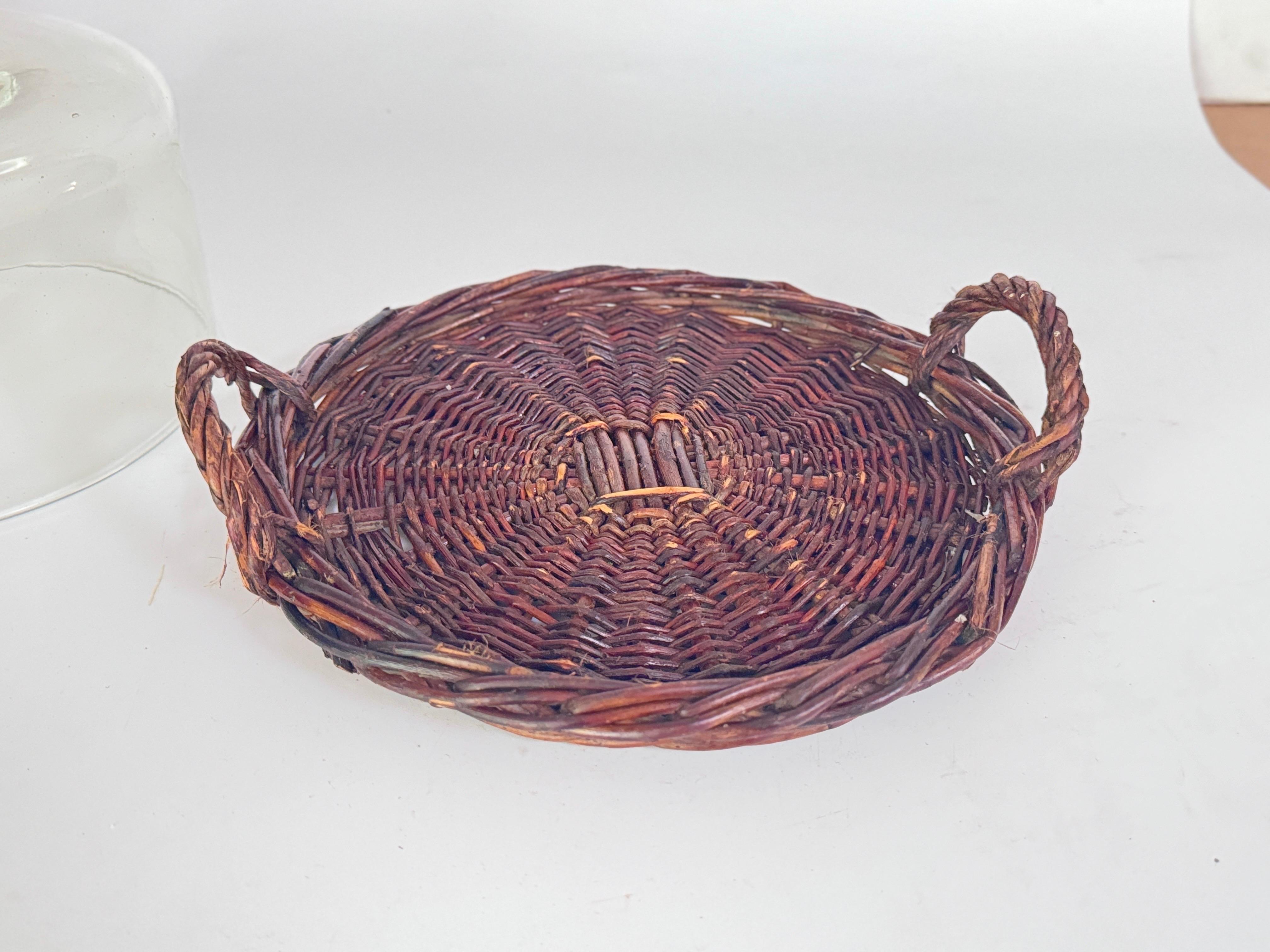 Fin du 20e siècle Plateau de service cloche en rotin et verre Italie, 1970 en vente
