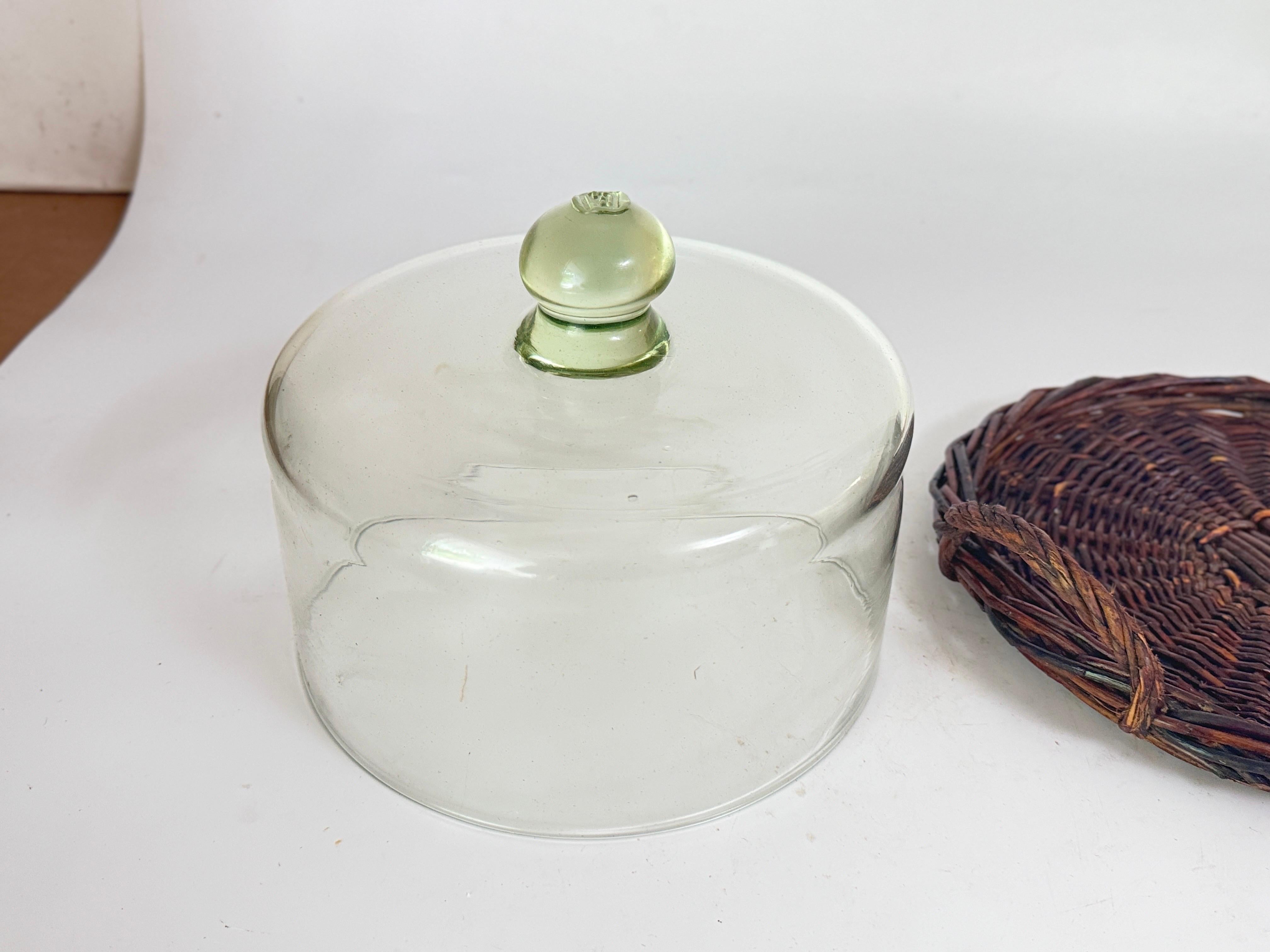 Rotin Plateau de service cloche en rotin et verre Italie, 1970 en vente