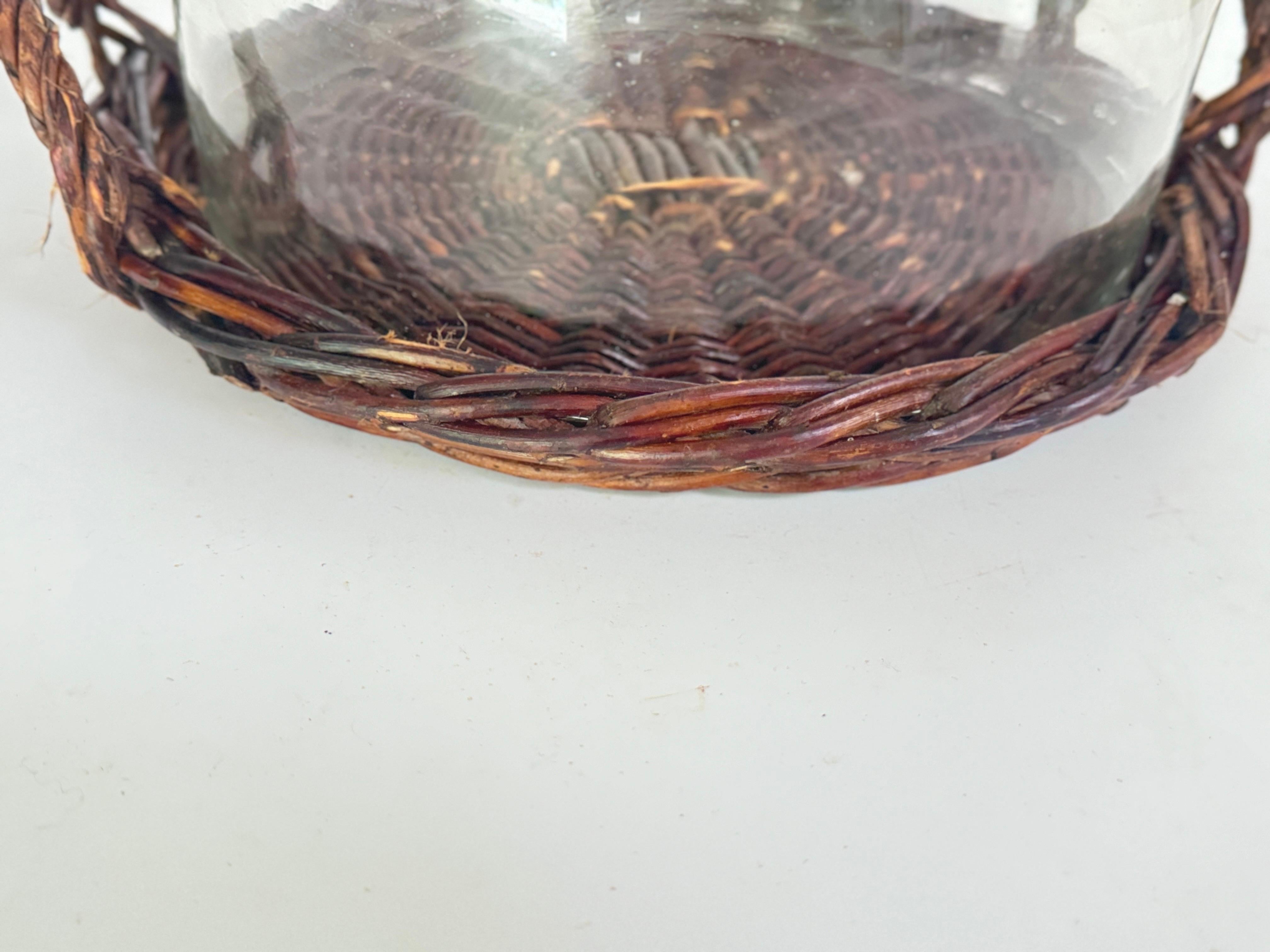 Plateau de service cloche en rotin et verre Italie, 1970 en vente 1
