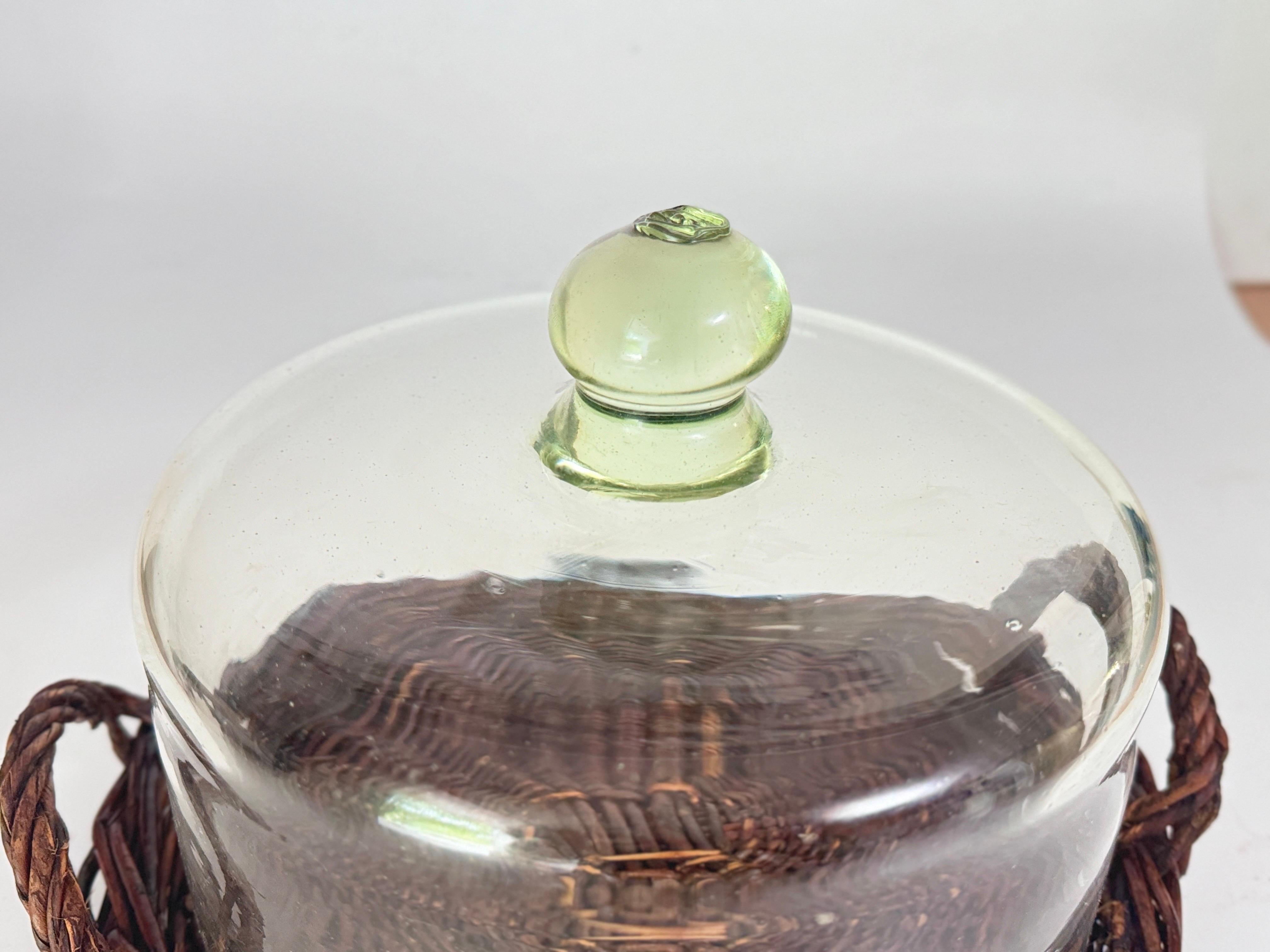 Plateau de service cloche en rotin et verre Italie, 1970 en vente 2