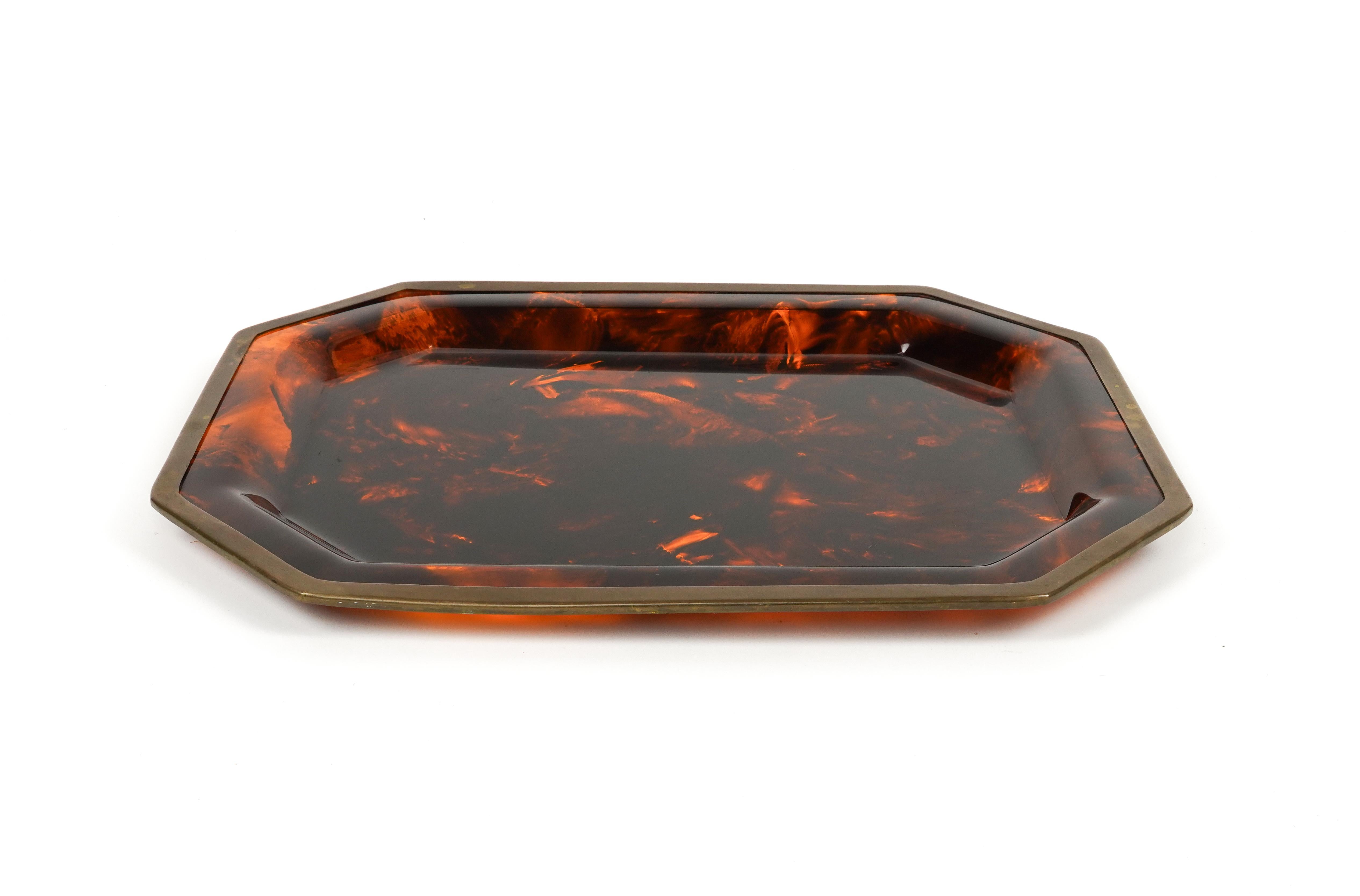 Midcentury amazing large octagonal serving tray or vide-poche in tortoiseshell effect Lucite and brass borders in the style of Christian Dior.

Made in Italy in the 1970s.

Great accessory for any modern interior.