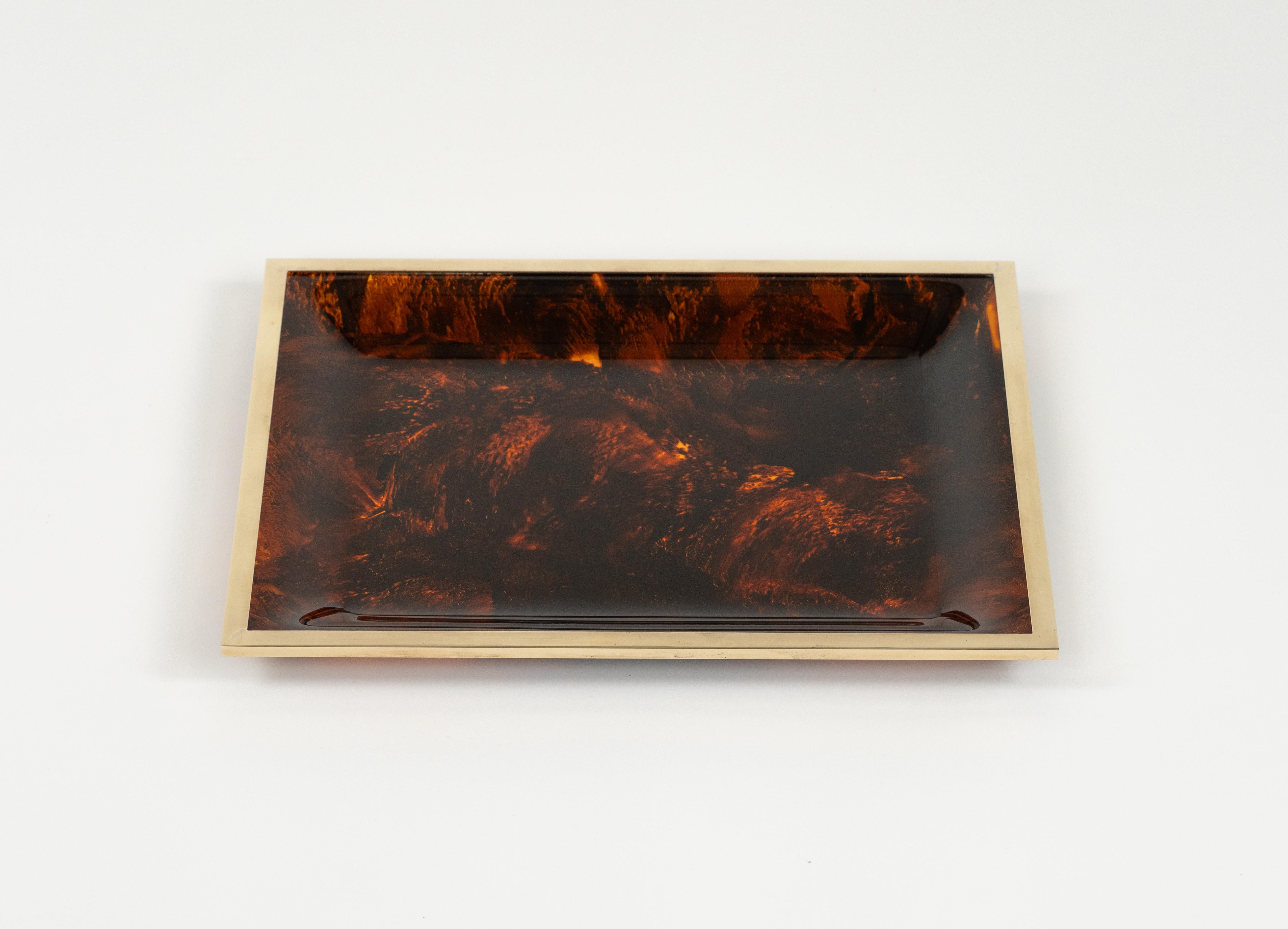 Erstaunliches rechteckiges Serviertablett aus Lucite mit Schildpatt-Effekt und Messing im Stil von Christian Dior.  

Hergestellt in Italien in den 1970er Jahren.   

Ein ikonisches Tablett oder ein Teller aus Lucit, das Ihre Gäste beeindrucken wird