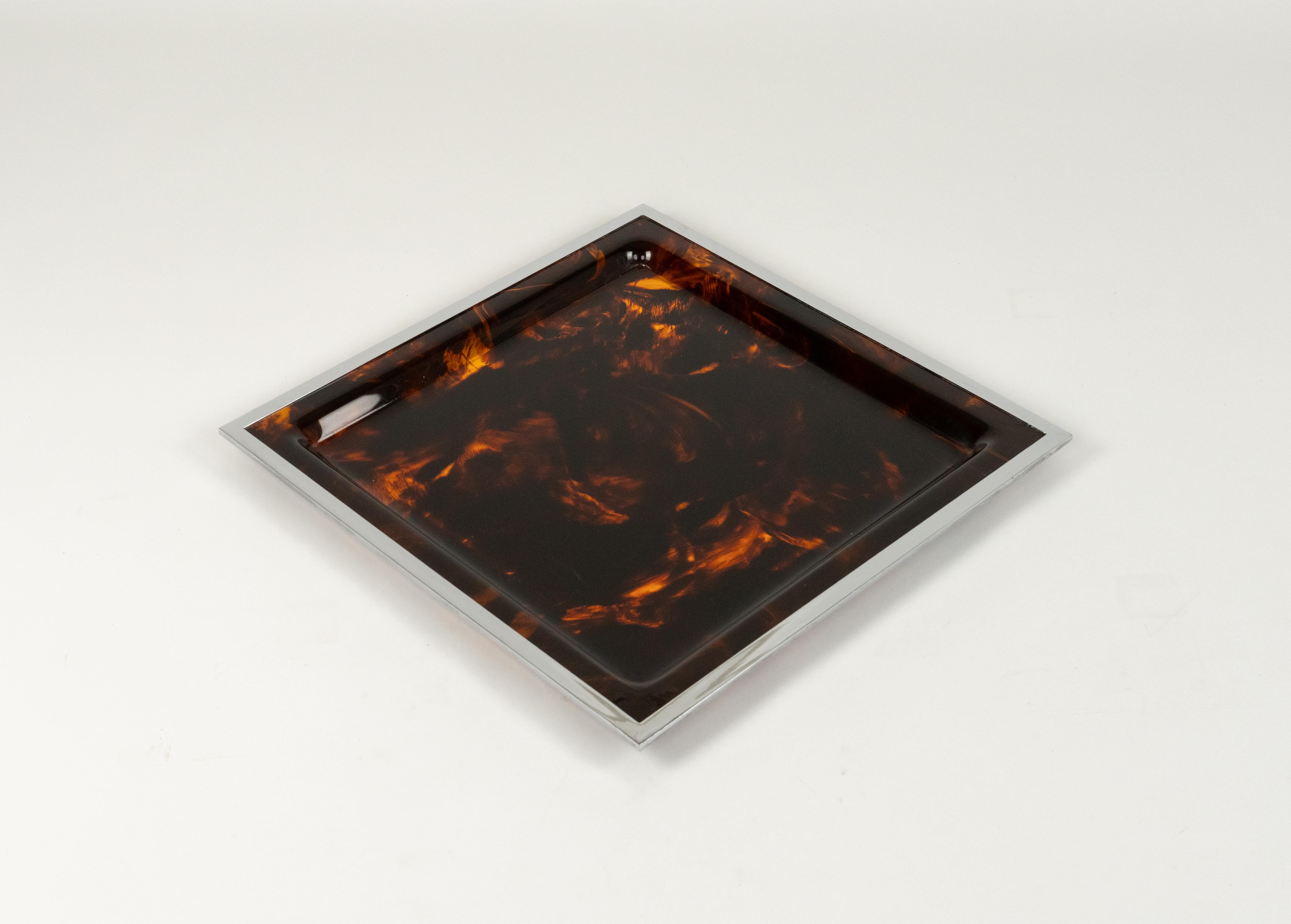 Midcentury amazing squared serving tray or vide-poche in tortoiseshell effect  lucite and chrome borders in the style of Christian Dior Home.

Made in Italy in the 1970s.  

Great accessory for any modern interior.