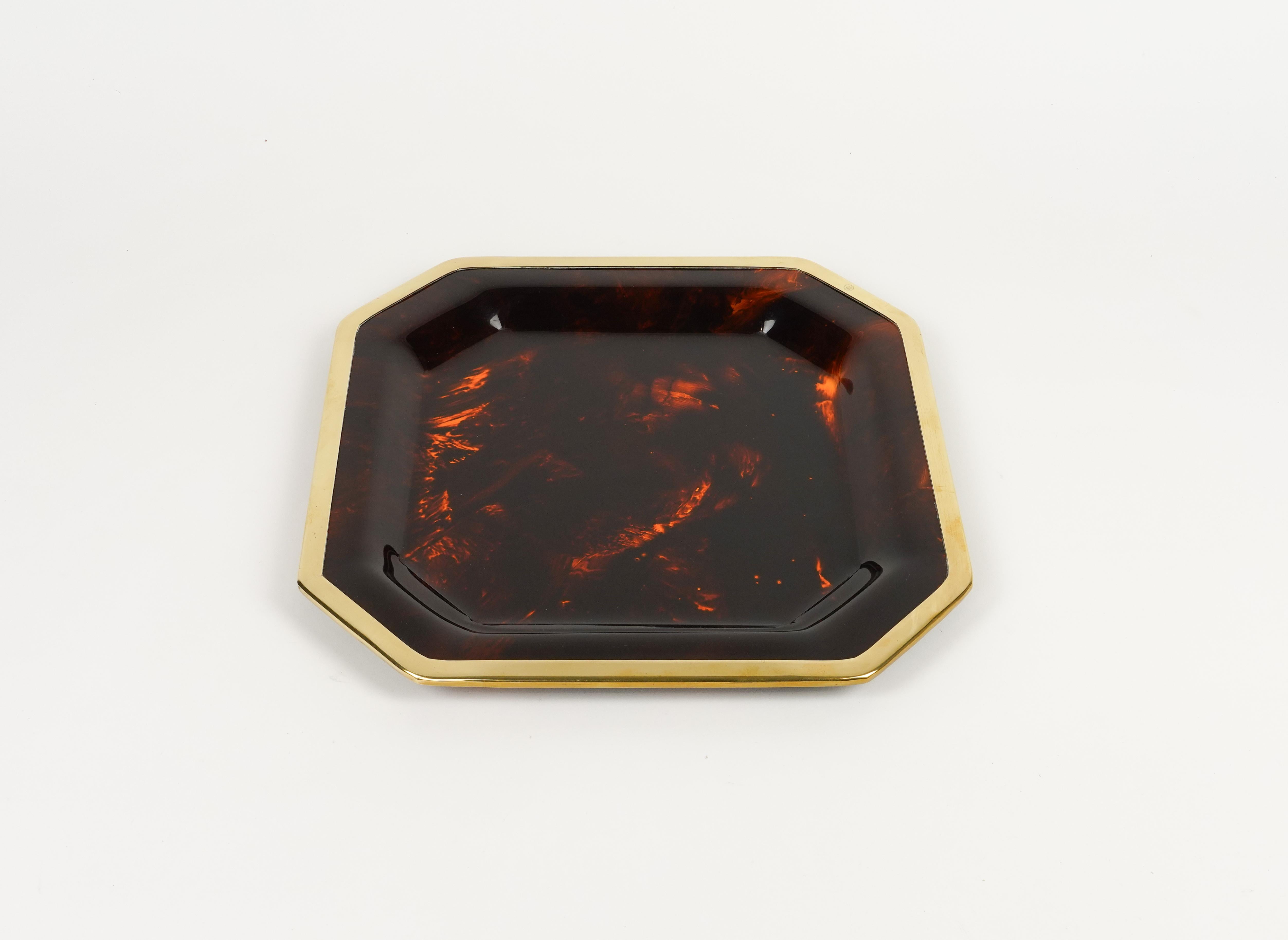 Midcentury amazing octagonal serving tray or vide-poche in tortoiseshell effect Lucite and brass borders in the style of Christian Dior.  

Made in Italy in the 1970s.  

Great accessory for any modern interior.