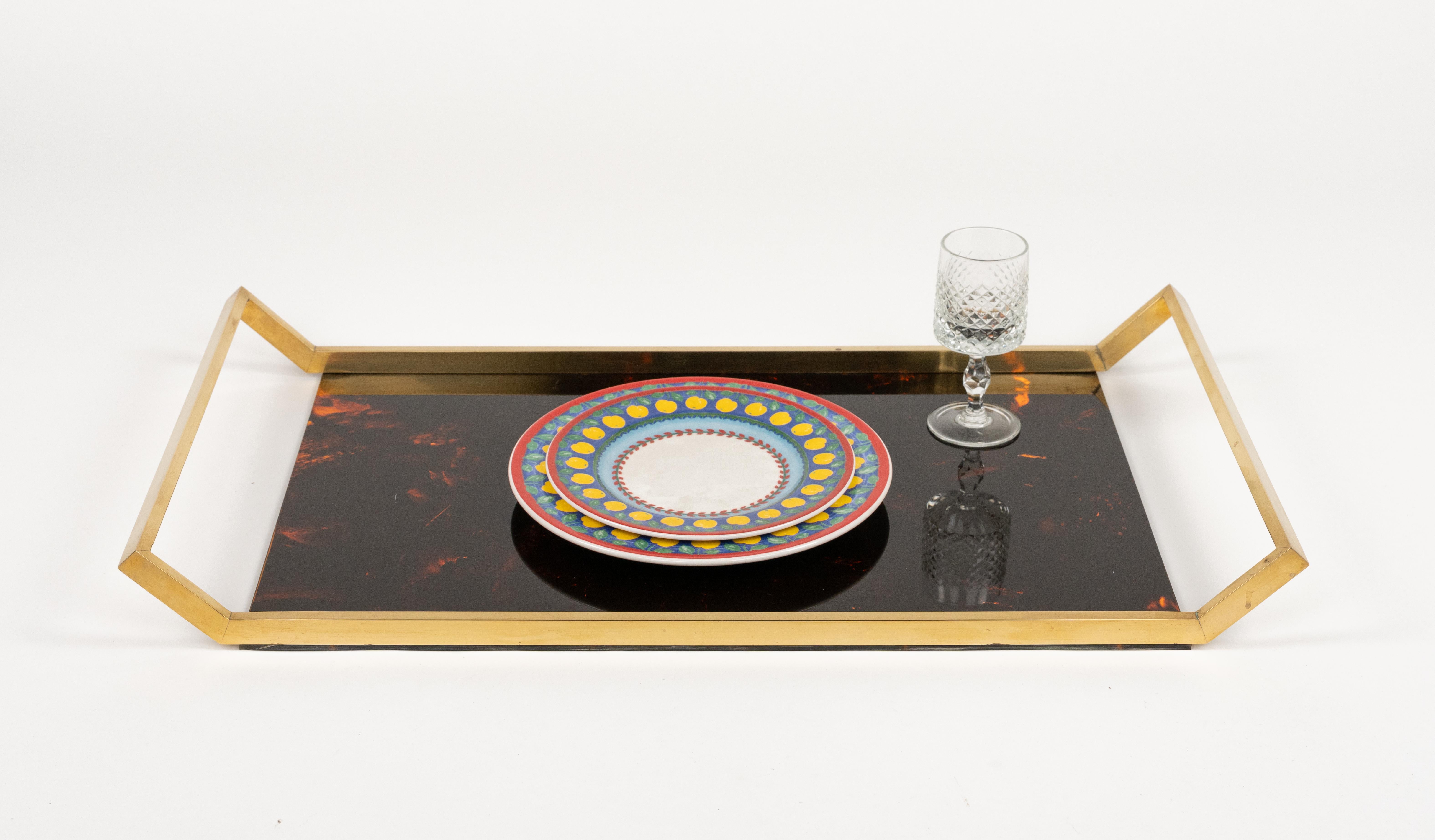 Bandeja para servir Lucita de carey de imitación y latón Estilo Christian Dior, Italia 1970 en venta 3