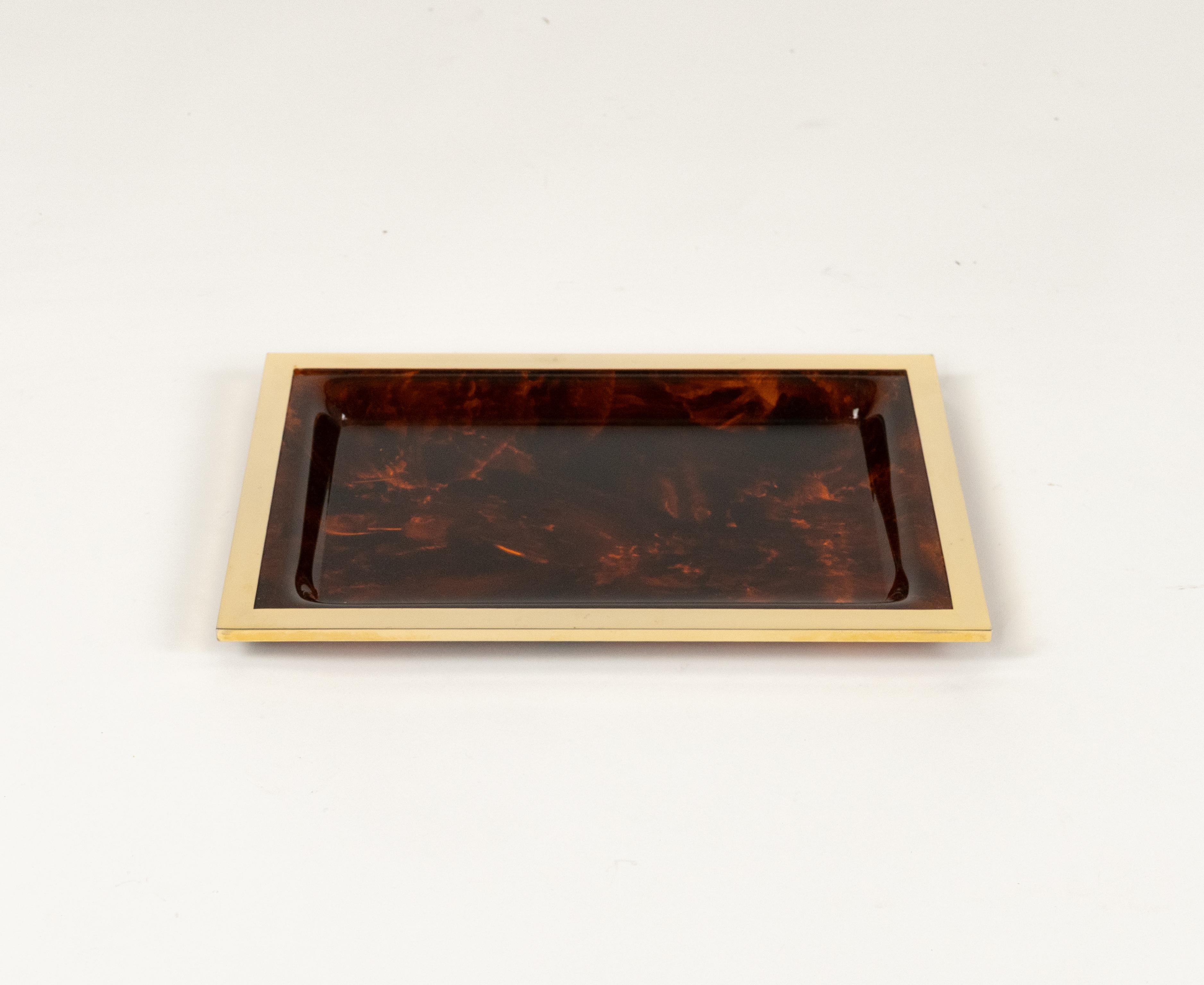 Midcentury beautiful rectangular serving tray or vide-poche in faux tortoiseshell and brass in the style of Christian Dior Home.   

Made in Italy in the 1970s.

It's an iconic tray or plate made of lucite that will wow your guests and is perfect