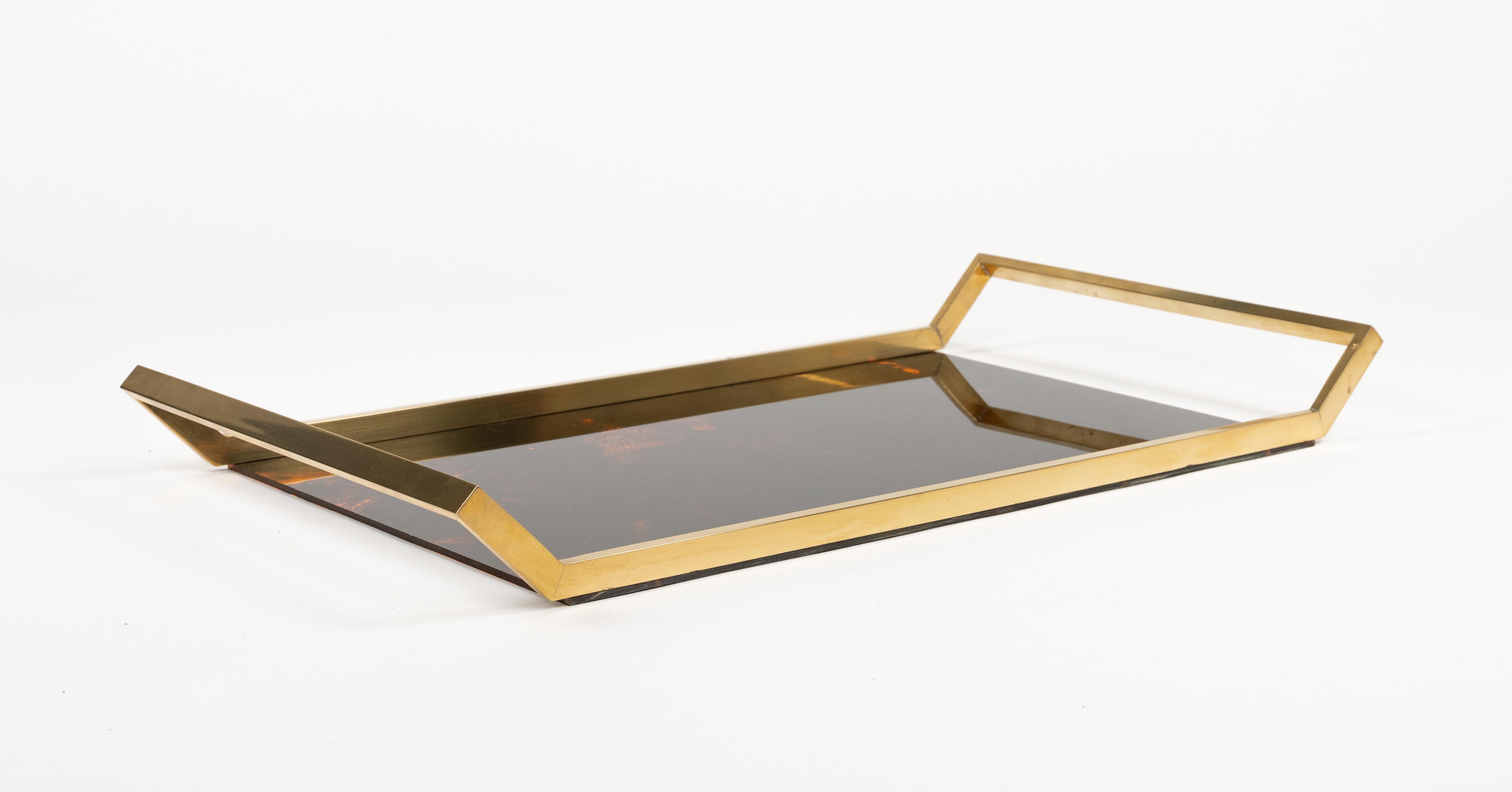 Bandeja para servir Lucita de carey de imitación y latón Estilo Christian Dior, Italia 1970 Italiano en venta