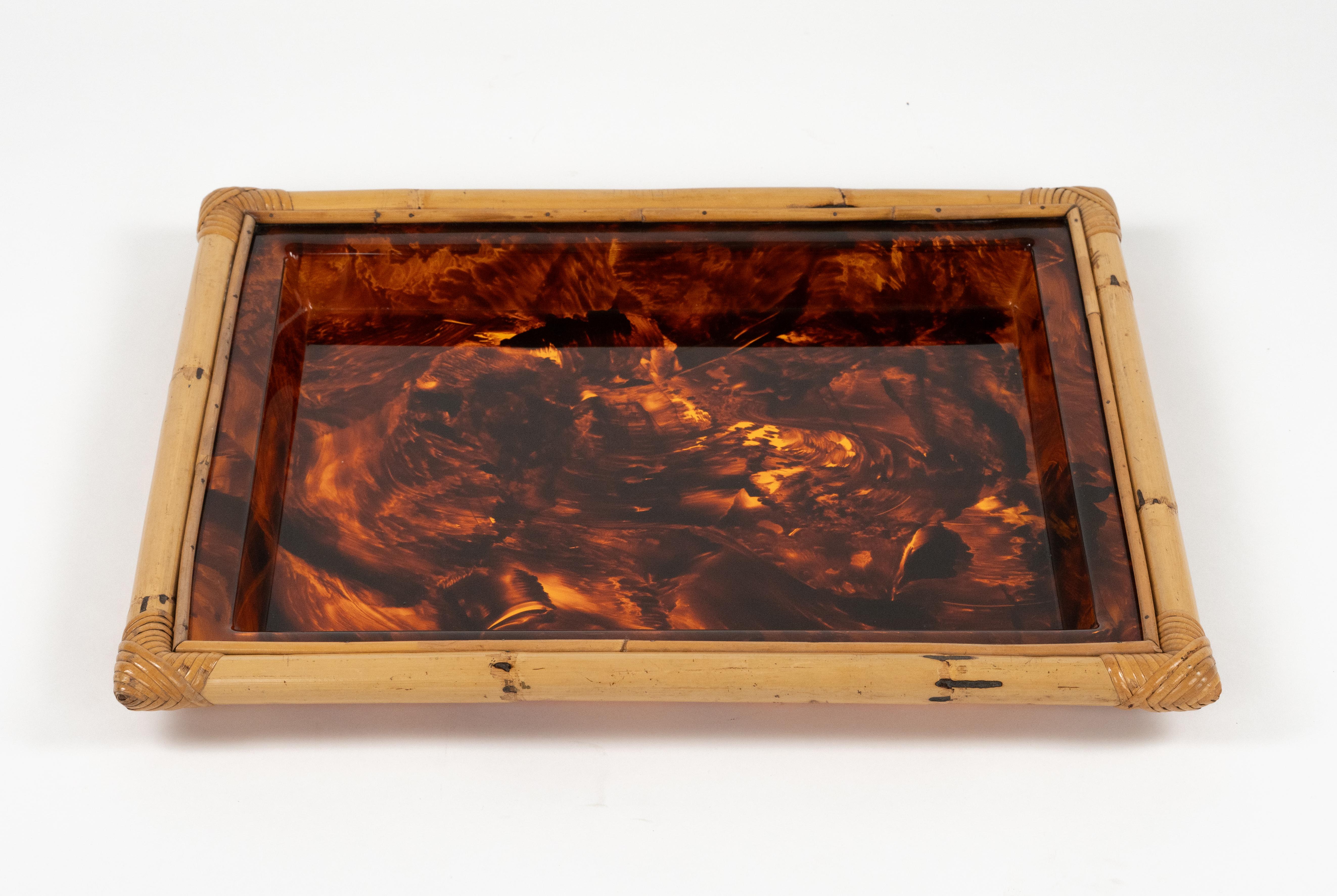 Midcentury amazing large rectangular serving tray or centerpiece in lucite effect tortoiseshell, bamboo and rattan in the style of Christian Dior Home.

Made in Italy in the 1970s.

