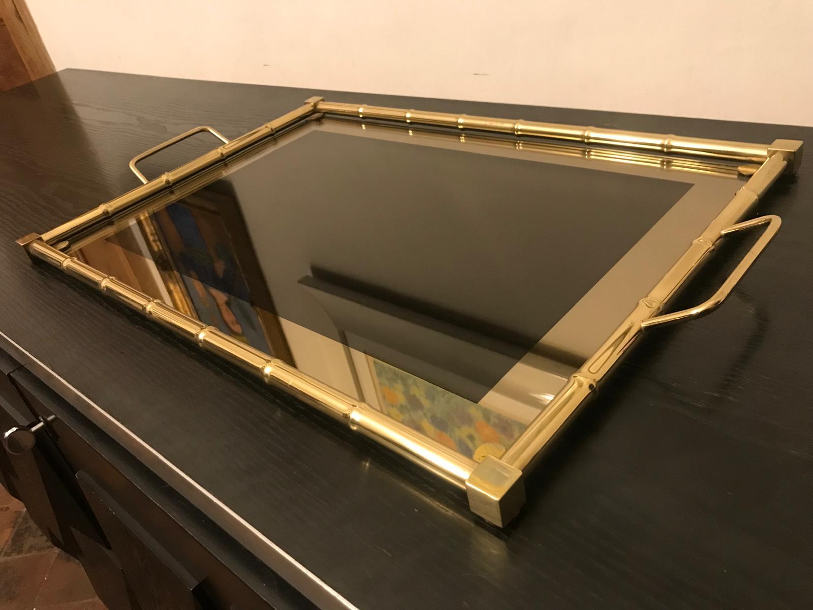 Elegant plateau du milieu du siècle, cadre en laiton et verre fumé.
Excellent état vintage.