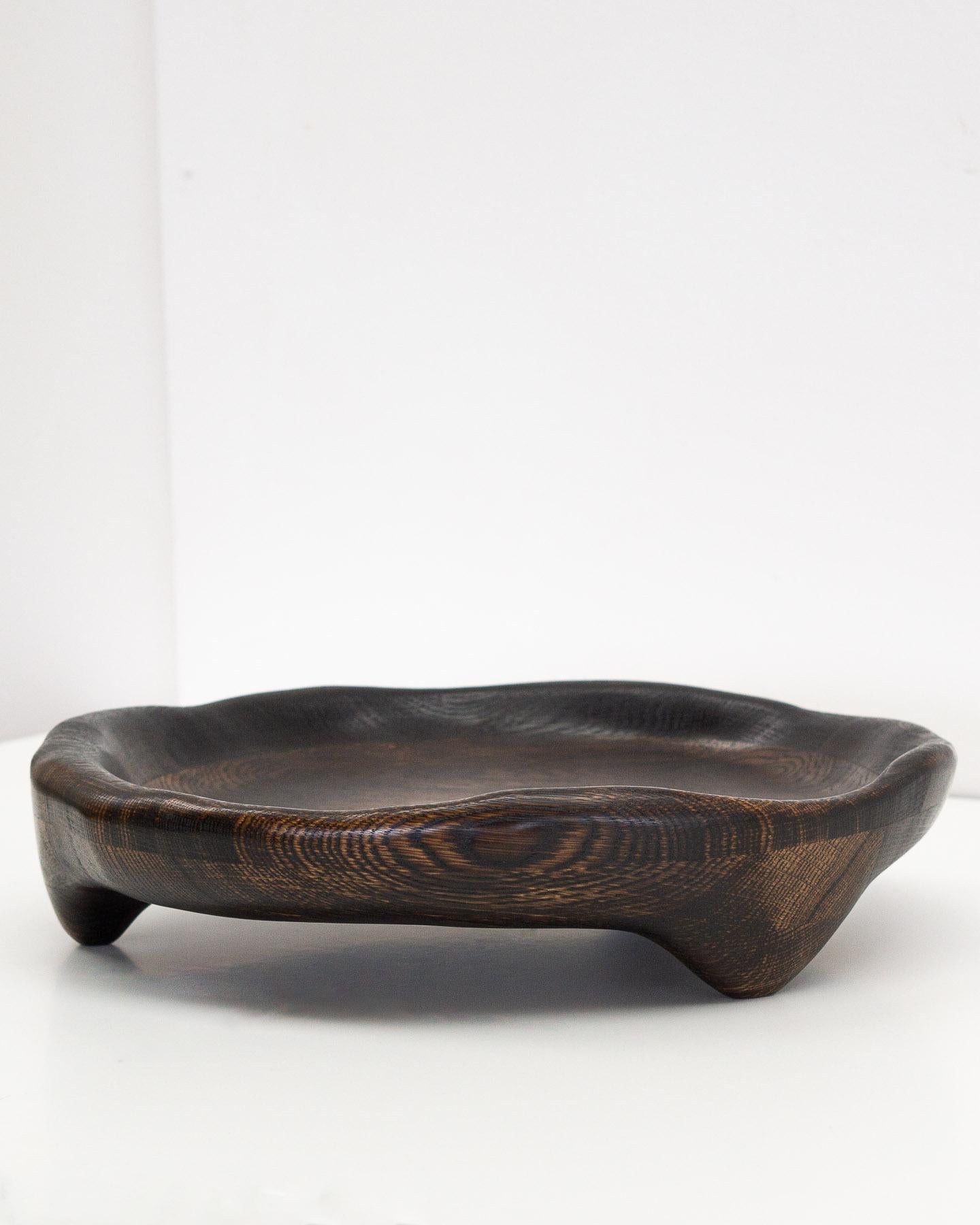 Il vassoio da portata viene modellato con vari strumenti a mano, rendendo ogni pezzo unico con le sue caratteristiche venature del legno. È realizzato in legno di quercia carbonizzato e rifinito con un olio di cera dura sicuro per gli alimenti.

Il