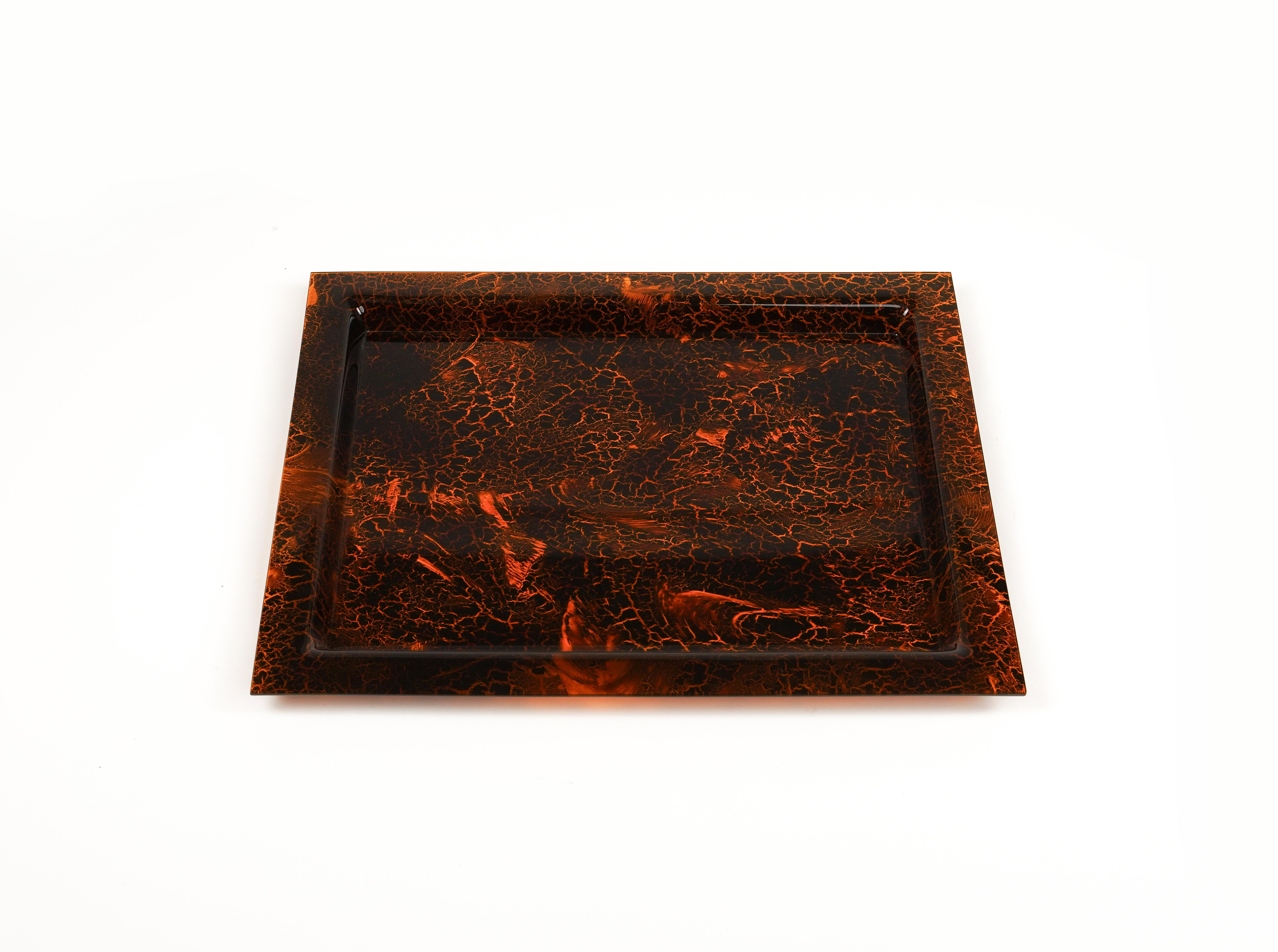 Midcentury amazing rectangular serving tray in faux tortoiseshell-effect Lucite in the style of Christian Dior Home.

Made in Italy in the 1970s.

It's an iconic tray or plate made of lucite that will wow your guests and is perfect for a mid-century