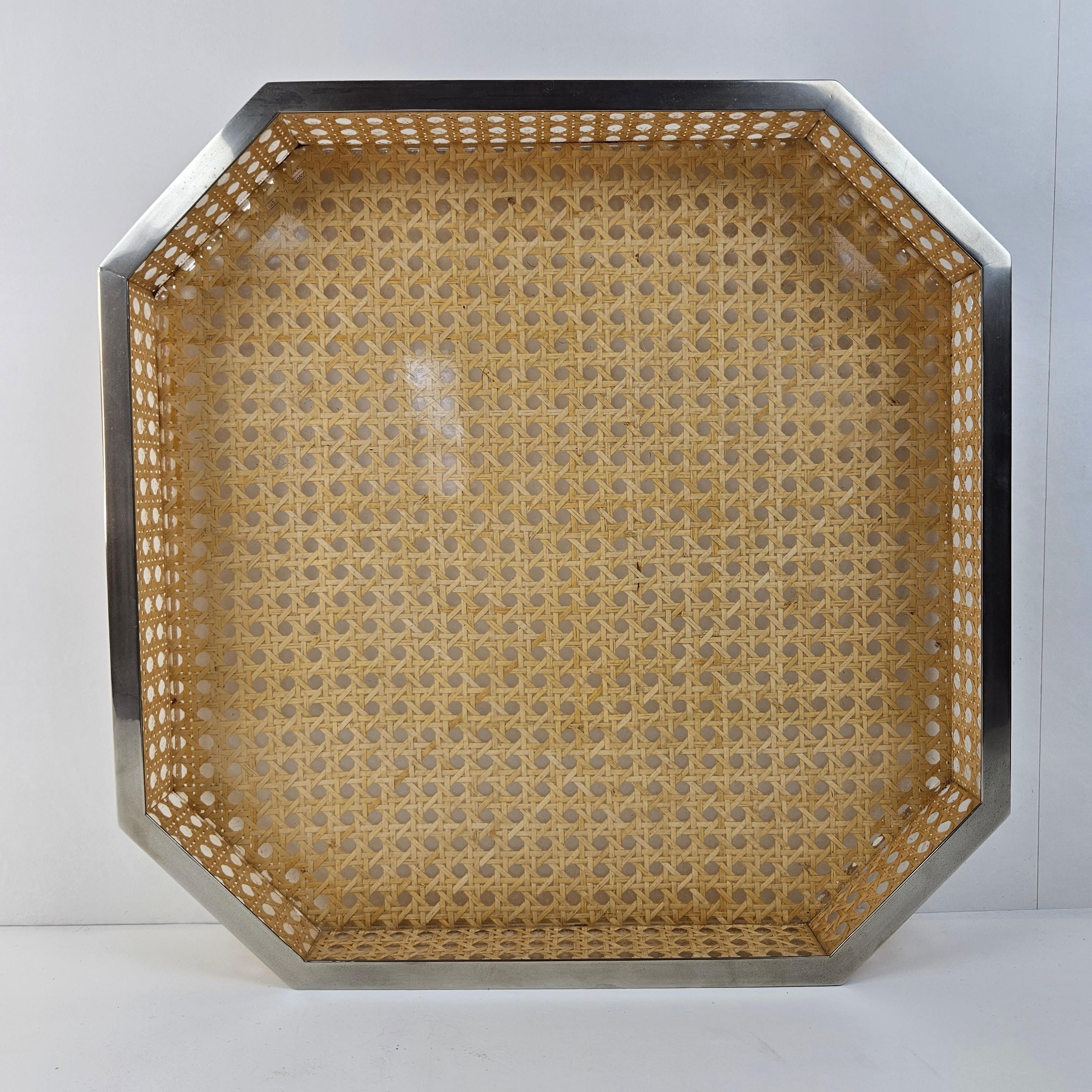 Wonderful Midcentury Italian octagonal serving tray.
This amazing piece is fabricated in Milan by Cavinato Ulderico & Co S.n.c. in the 70's.

It is made of lucite and wicker and finished with 24k gold (see the mark on the back).