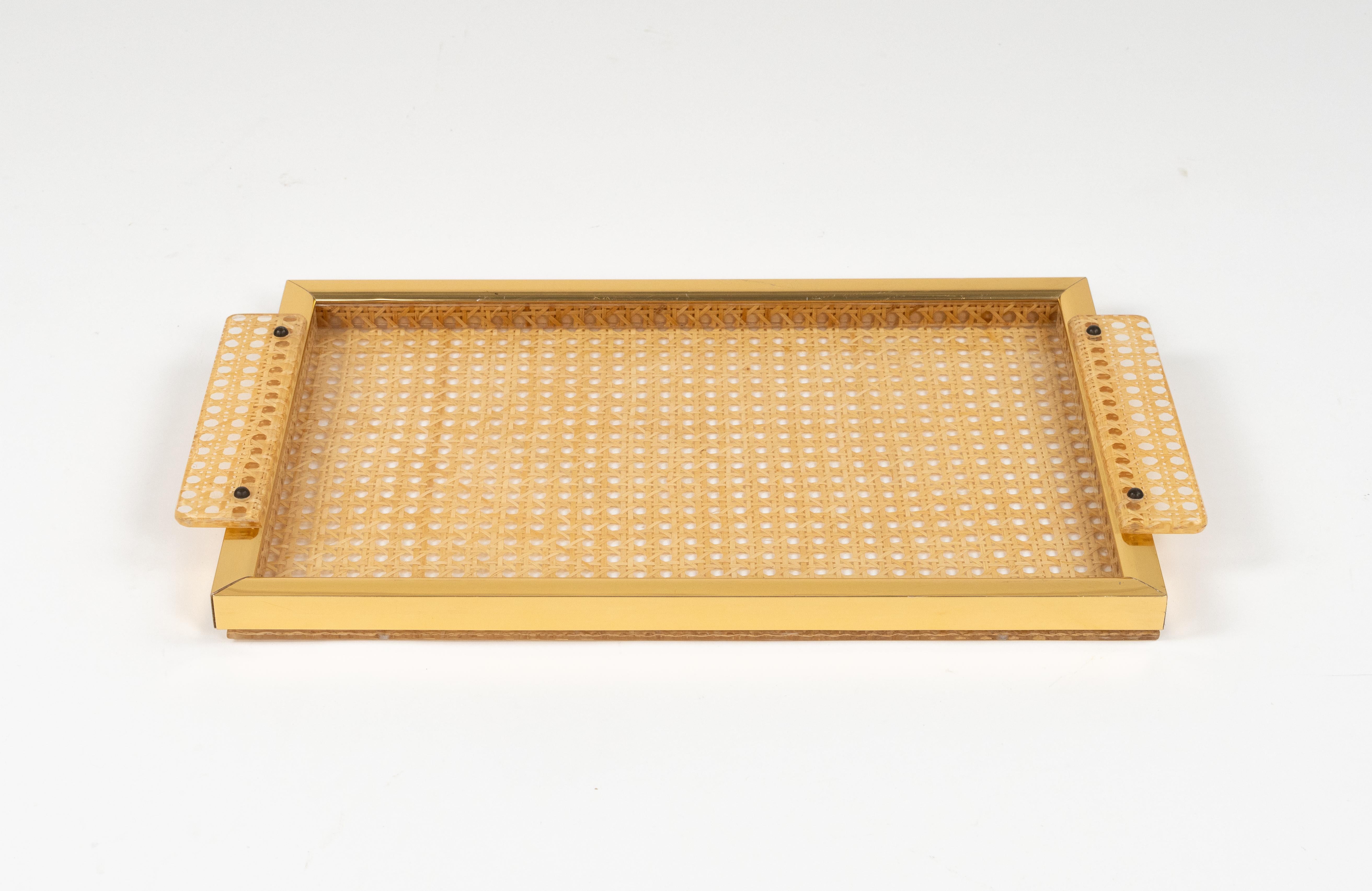 Midcentury beautiful rectangular with handles, serving tray in lucite and rattan with gold aluminium border in the style of Christian Dior.

Made in Italy in the 1970s.   

Great accessory for any modern interior.